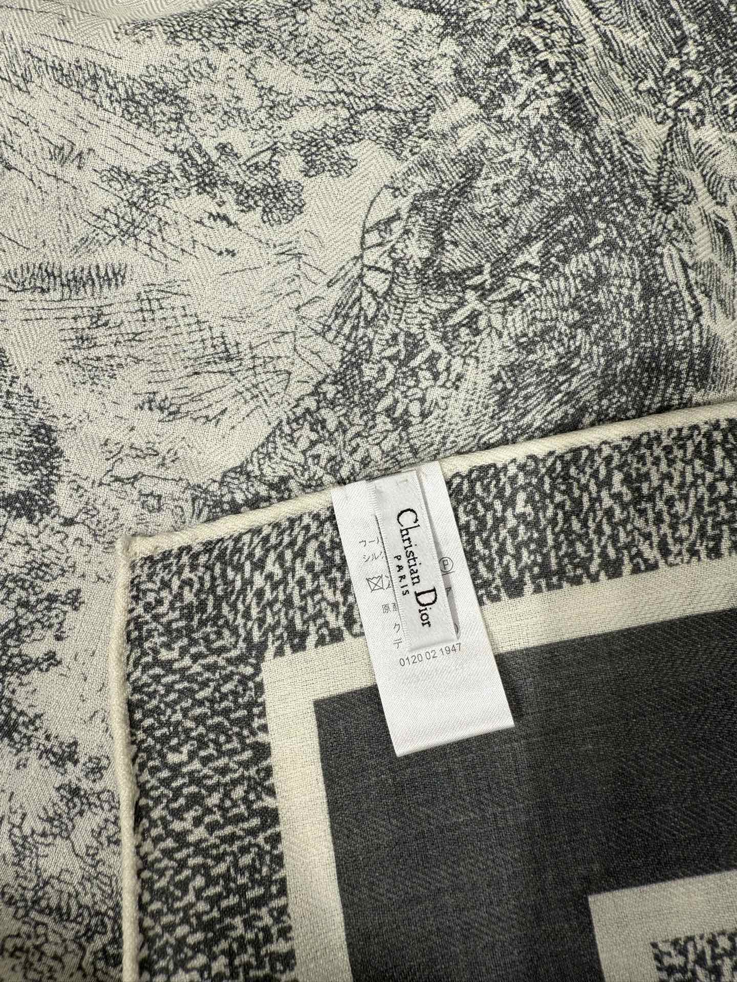 💟💞上新🆕动物世界（140顶级丝绒双面异色披肩）这款 Sauvage 茹伊印花披肩致敬 D家于 1947