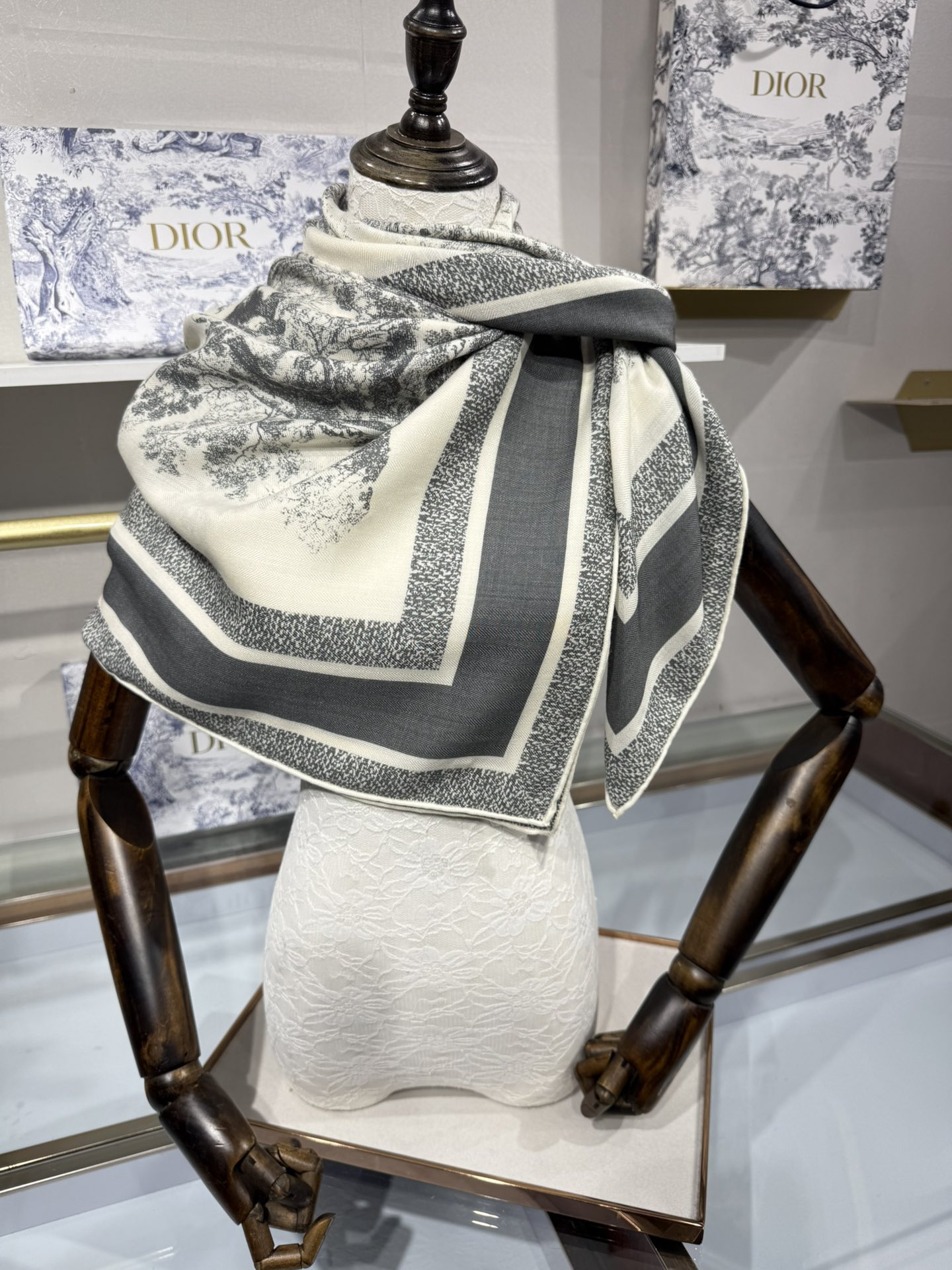 💟💞上新🆕动物世界（140顶级丝绒双面异色披肩）这款 Sauvage 茹伊印花披肩致敬 D家于 1947