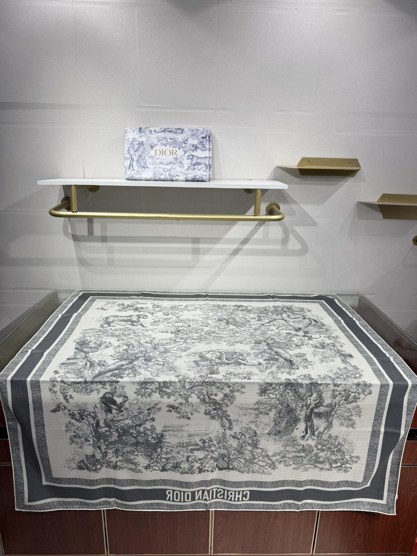 💟💞上新🆕动物世界（140顶级丝绒双面异色披肩）这款 Sauvage 茹伊印花披肩致敬 D家于 1947