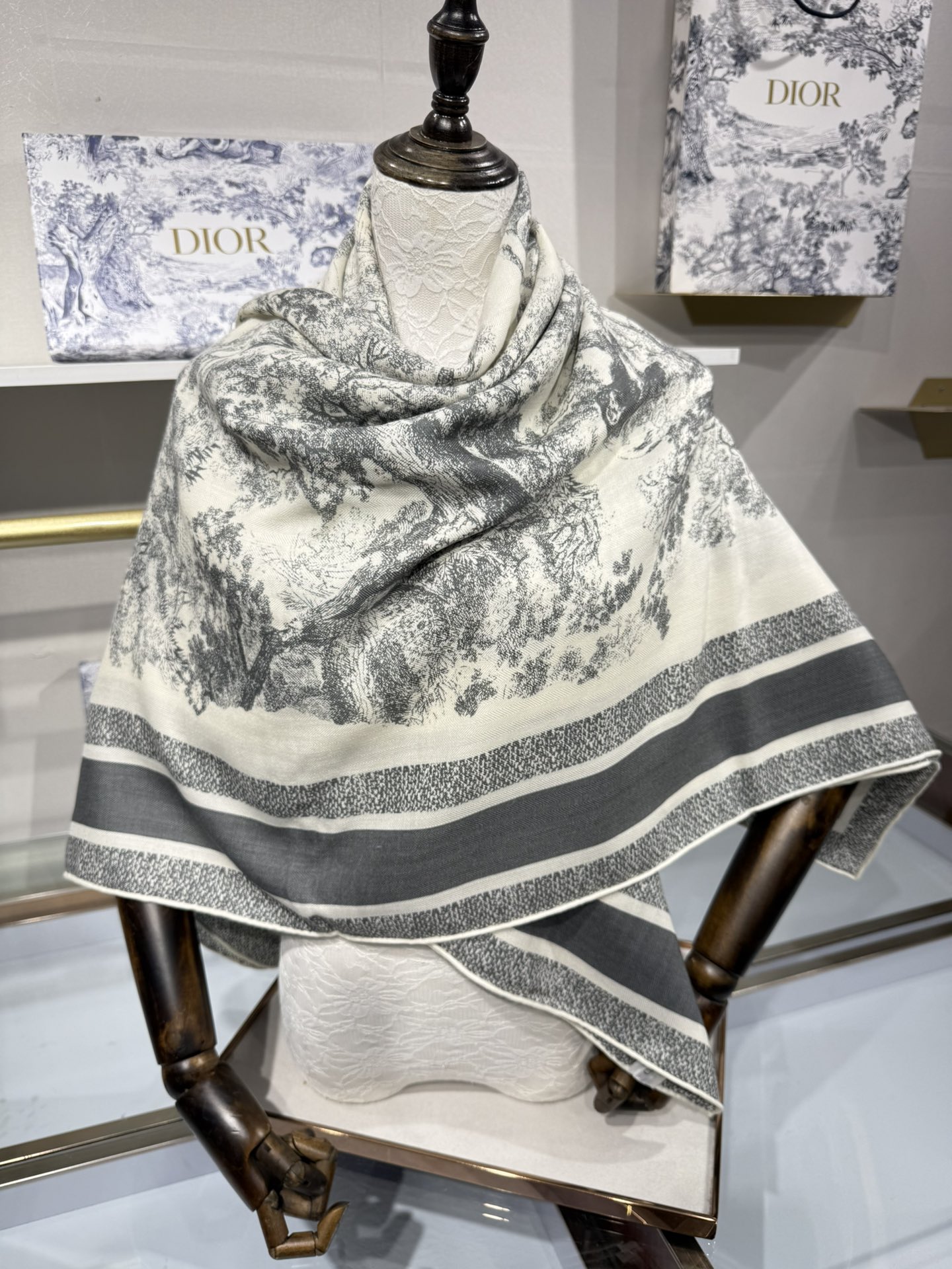 💟💞上新🆕动物世界（140顶级丝绒双面异色披肩）这款 Sauvage 茹伊印花披肩致敬 D家于 1947