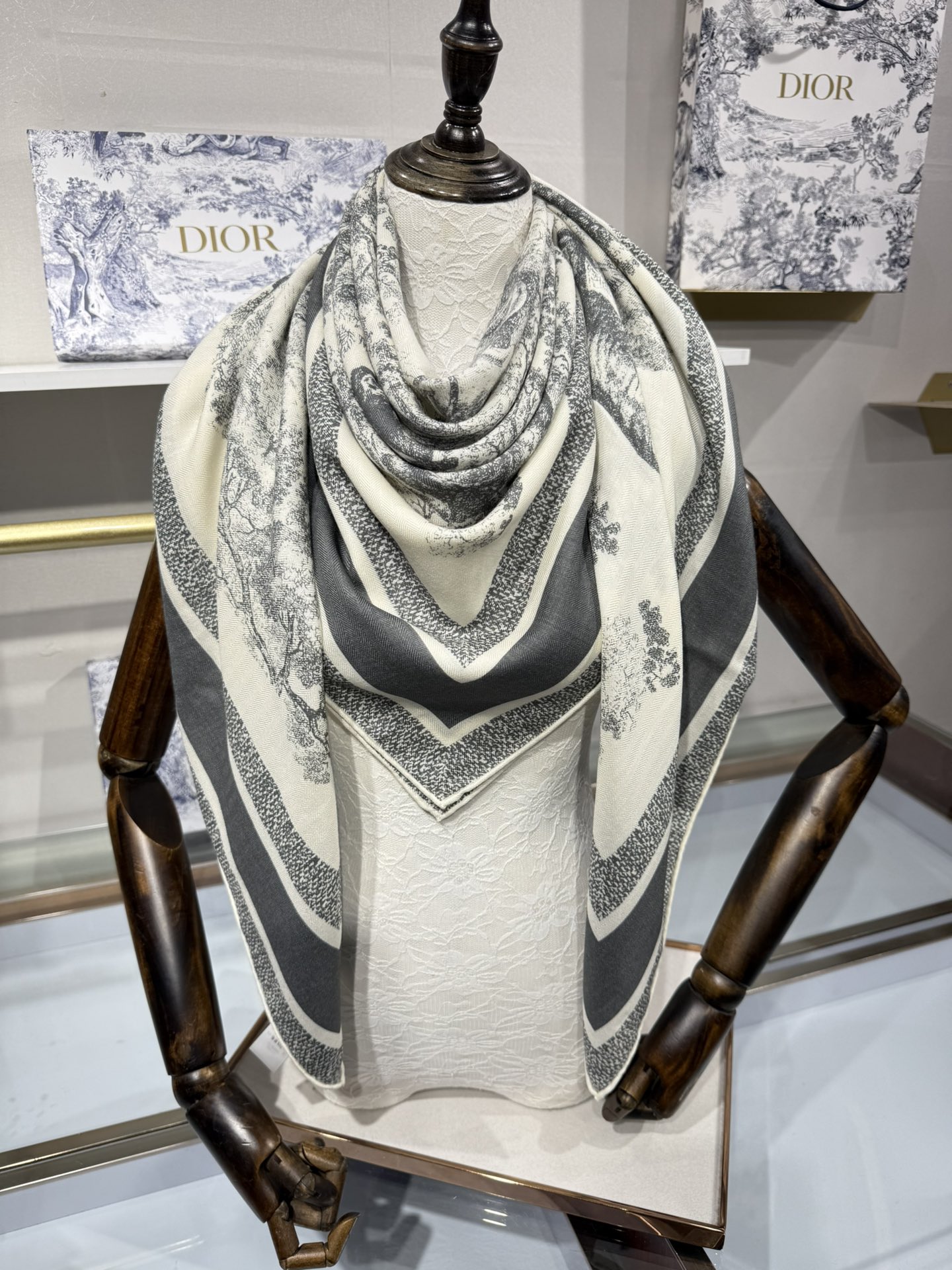 💟💞上新🆕动物世界（140顶级丝绒双面异色披肩）这款 Sauvage 茹伊印花披肩致敬 D家于 1947