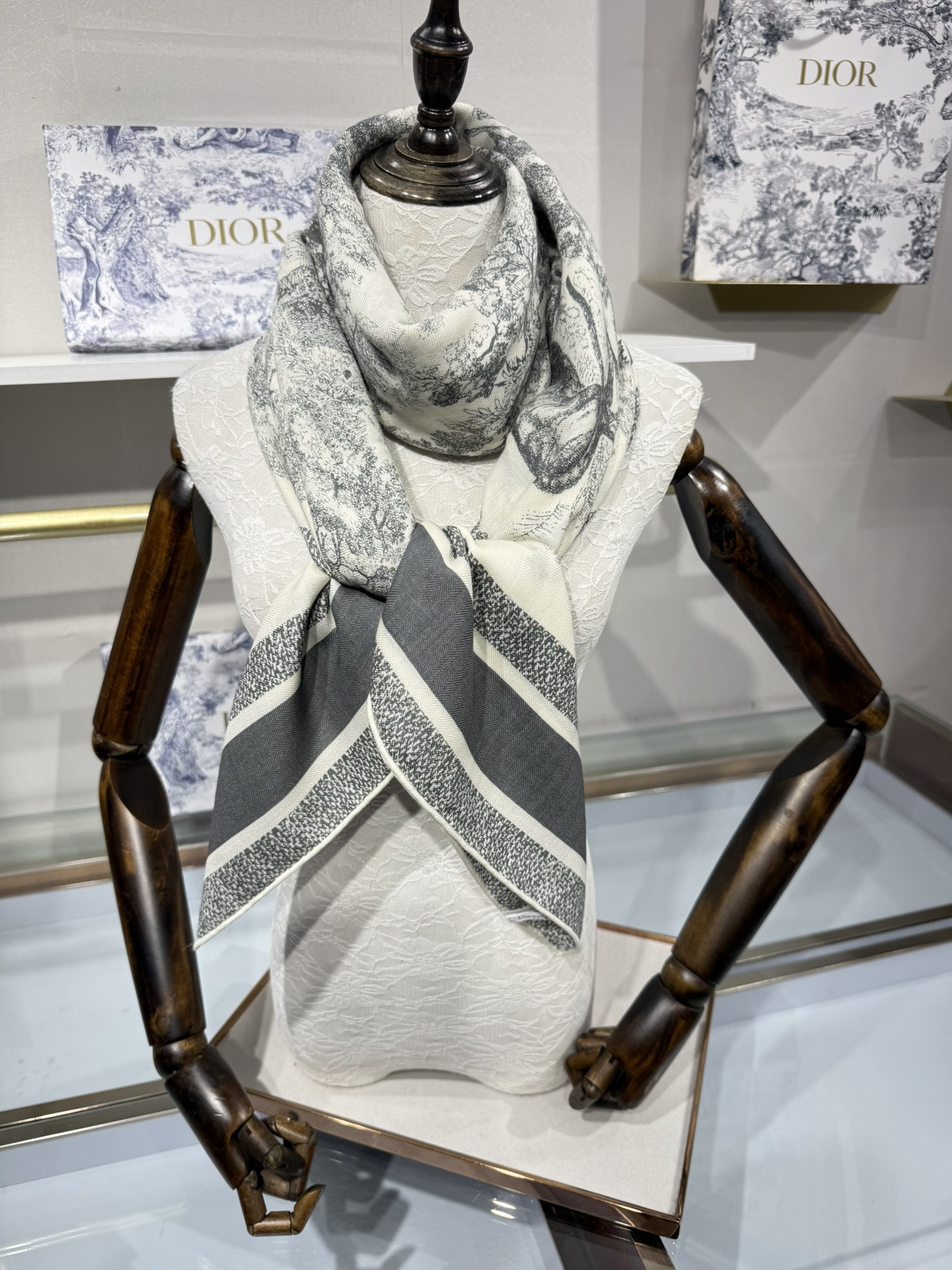 💟💞上新🆕动物世界（140顶级丝绒双面异色披肩）这款 Sauvage 茹伊印花披肩致敬 D家于 1947