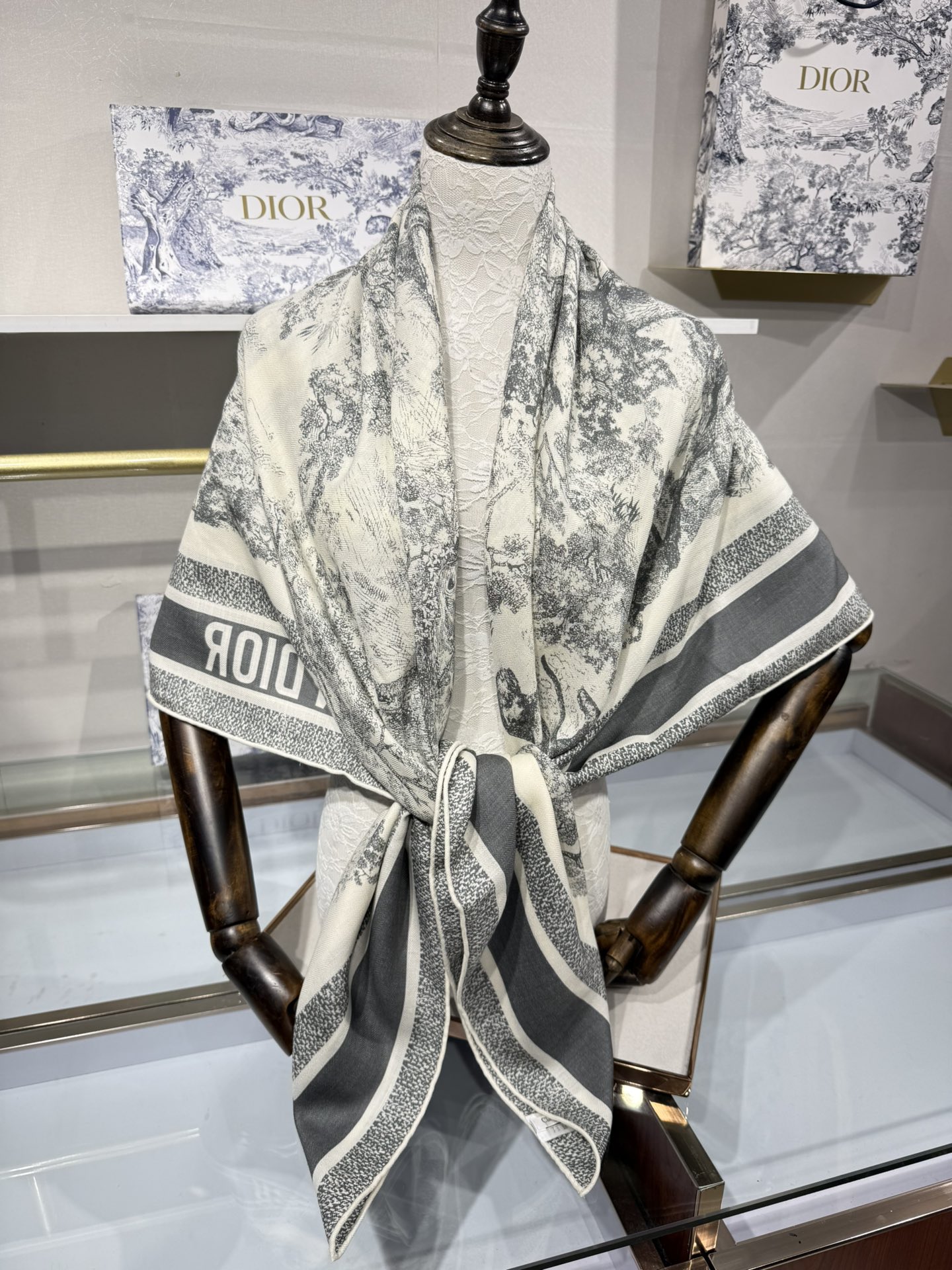 💟💞上新🆕动物世界（140顶级丝绒双面异色披肩）这款 Sauvage 茹伊印花披肩致敬 D家于 1947