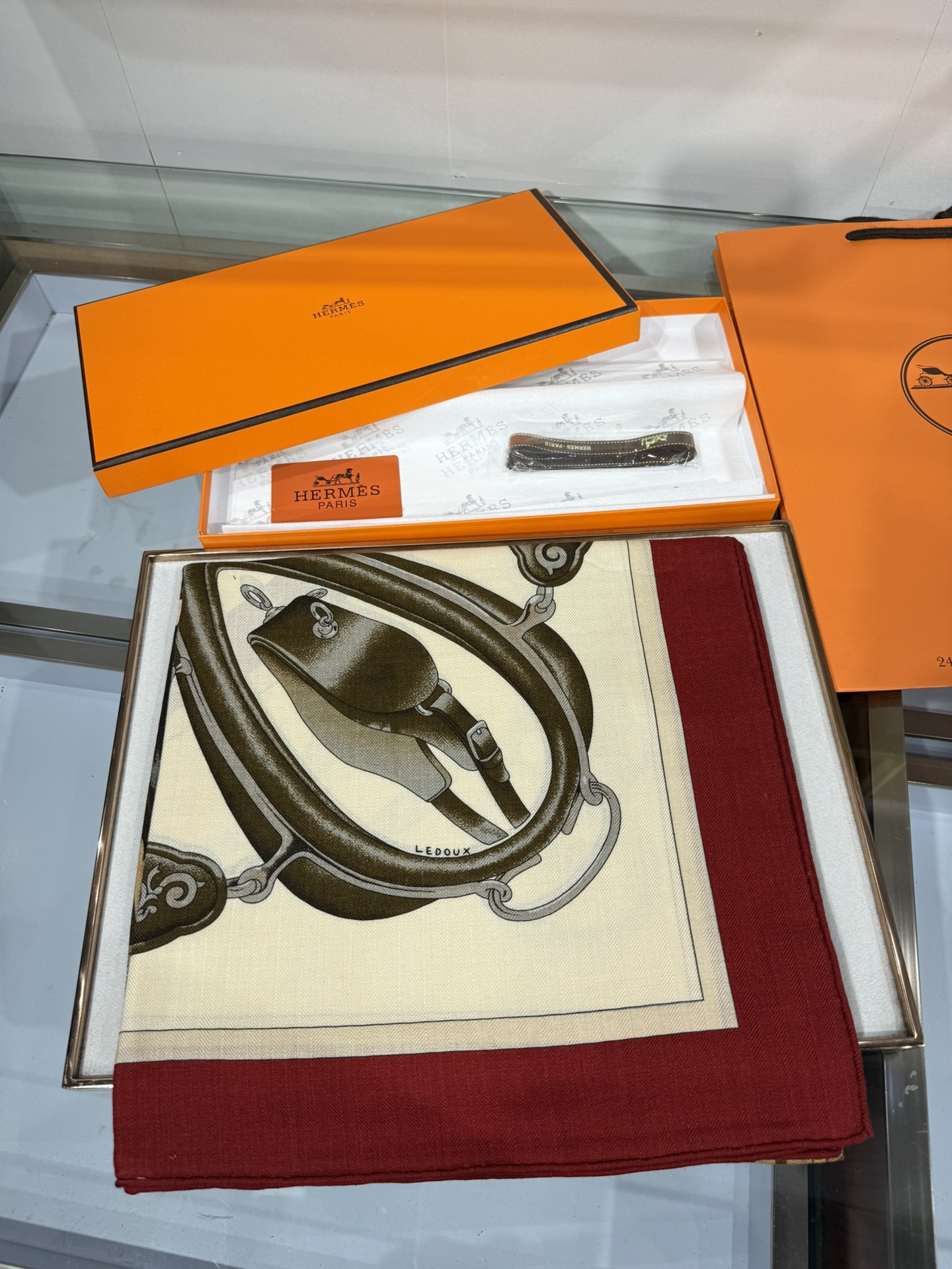 💟上新🆕【丝绒双面同色140披肩】“弩式牵引马具”手工卷边丝绒方巾披肩70%羊绒30%真丝这款典藏方巾展