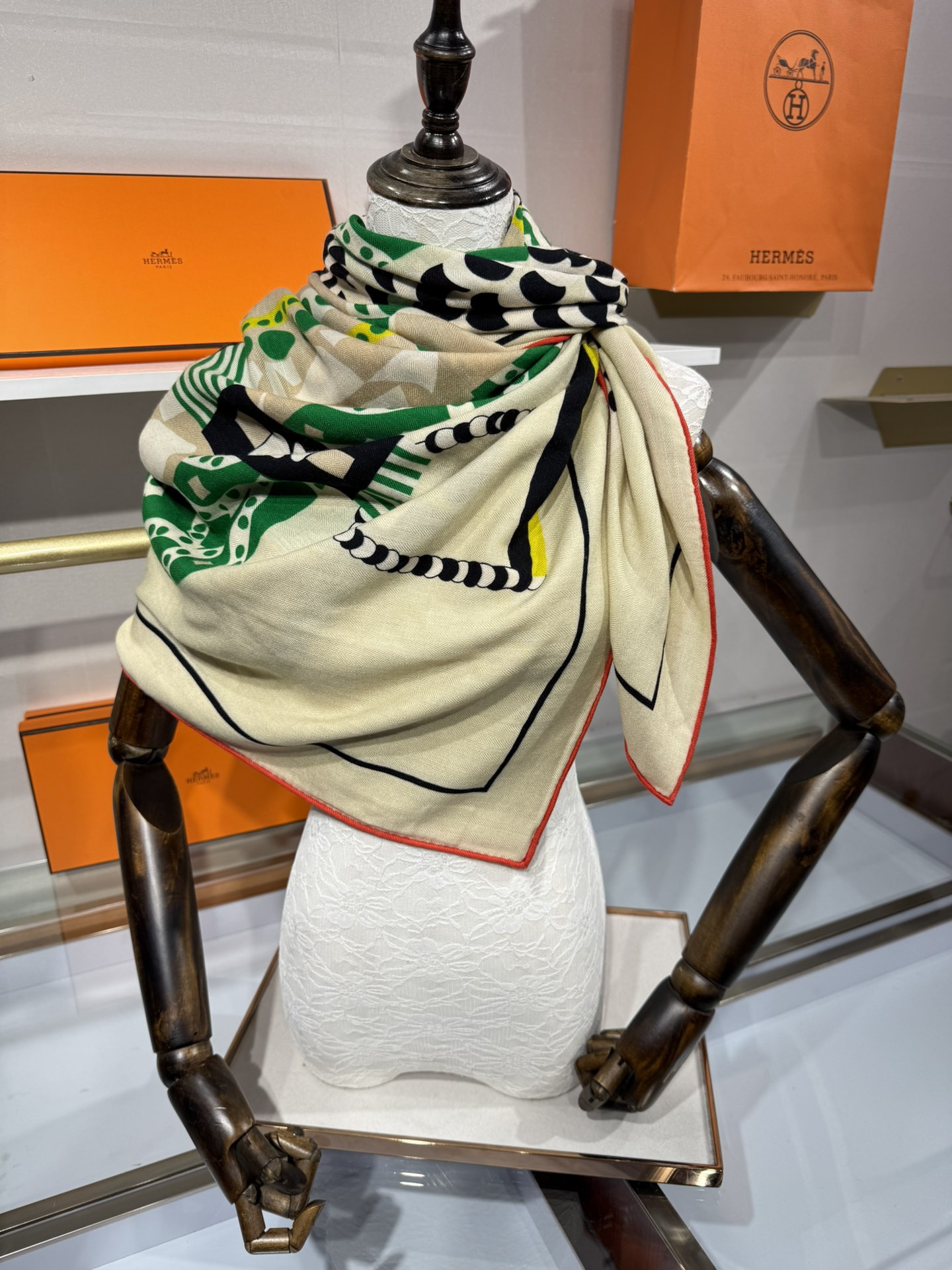 💟💞上新🆕手工卷边山羊绒和真丝混纺披肩（70%山羊绒，30%桑蚕丝）。【高乔风格马鞍140披肩】这款迷人