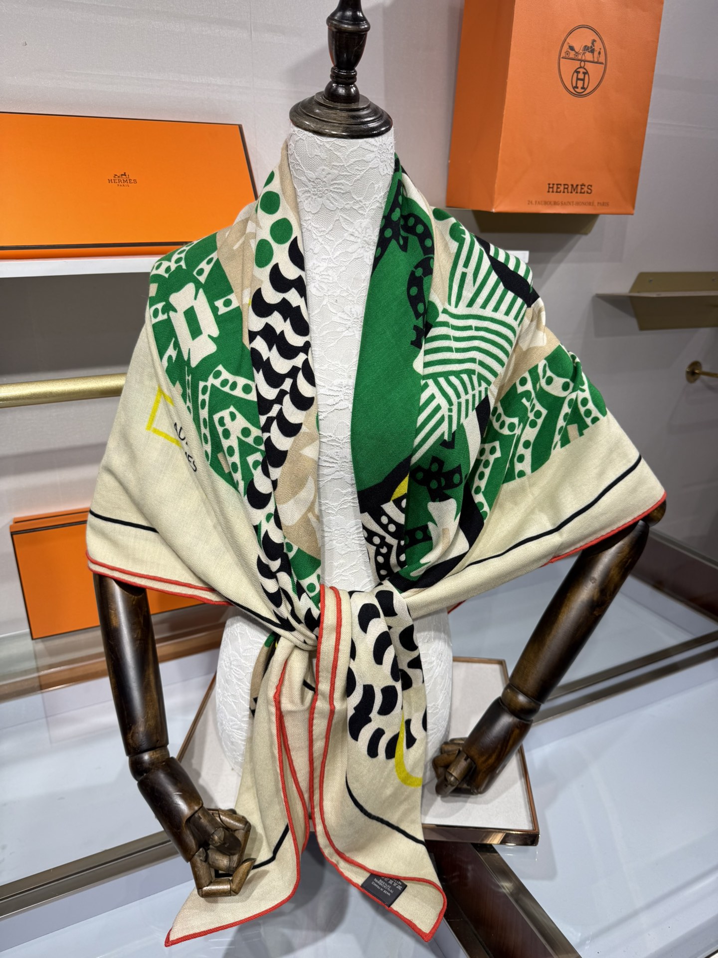 💟💞上新🆕手工卷边山羊绒和真丝混纺披肩（70%山羊绒，30%桑蚕丝）。【高乔风格马鞍140披肩】这款迷人