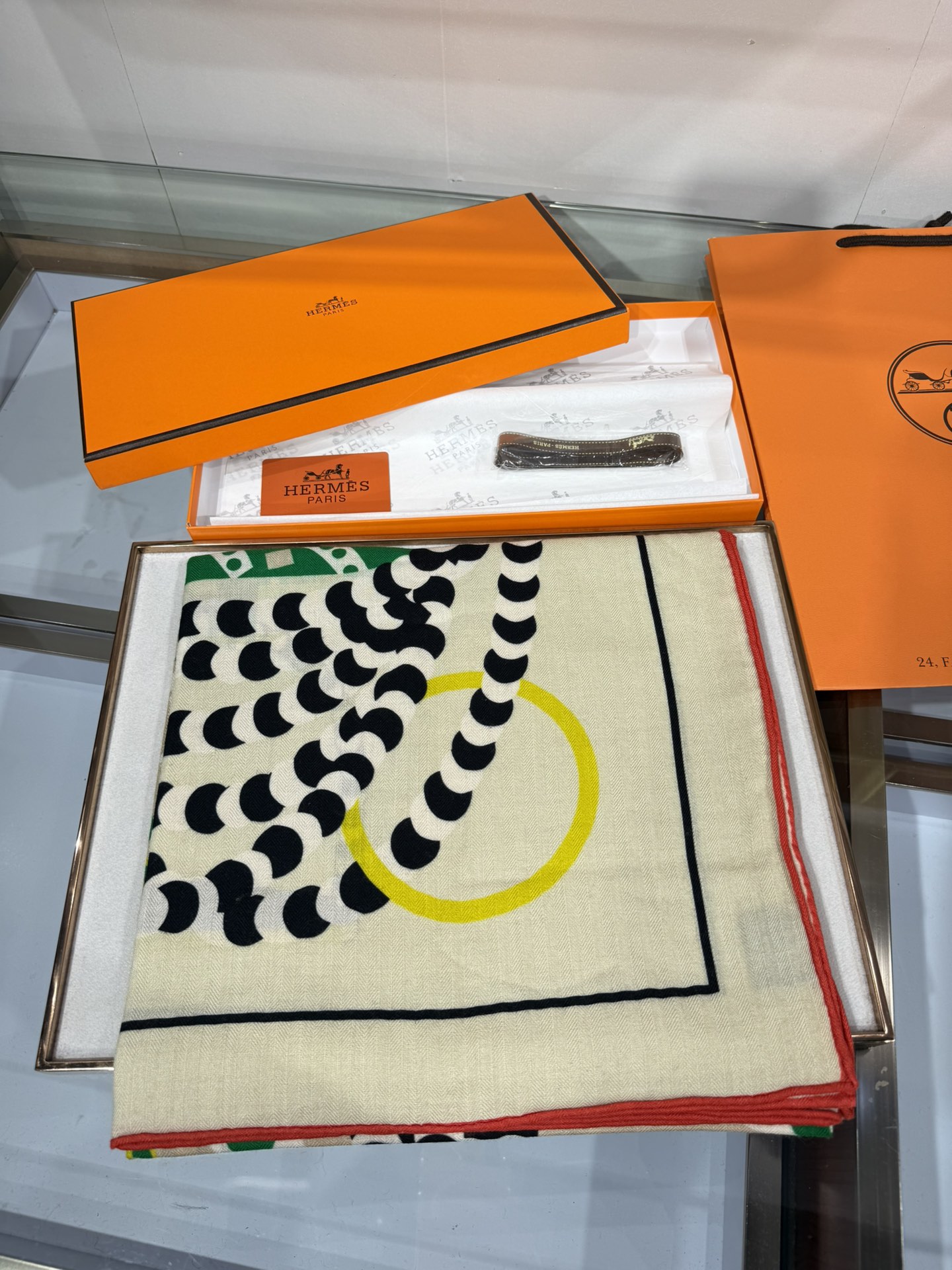 💟💞上新🆕手工卷边山羊绒和真丝混纺披肩（70%山羊绒，30%桑蚕丝）。【高乔风格马鞍140披肩】这款迷人