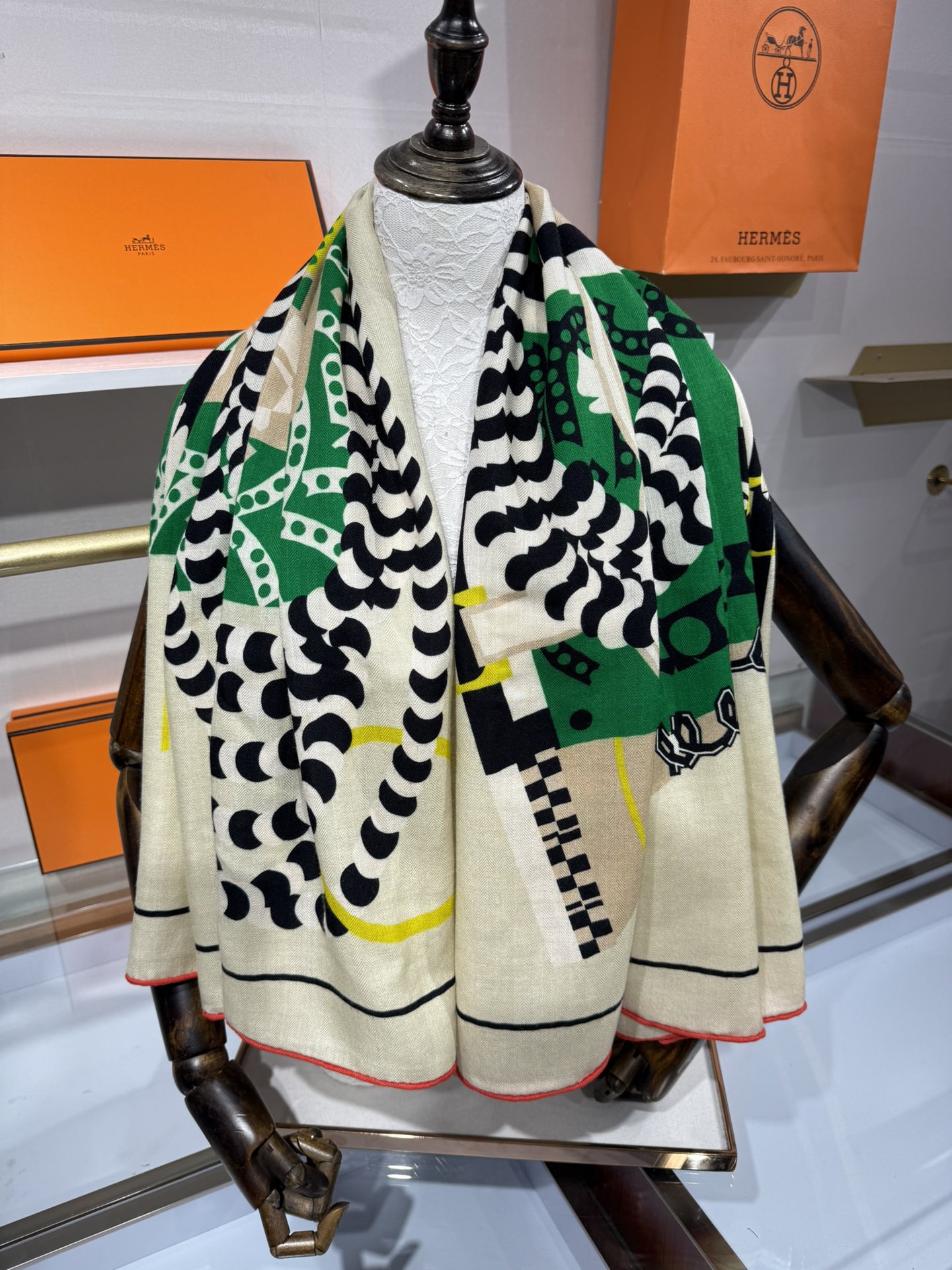 💟💞上新🆕手工卷边山羊绒和真丝混纺披肩（70%山羊绒，30%桑蚕丝）。【高乔风格马鞍140披肩】这款迷人