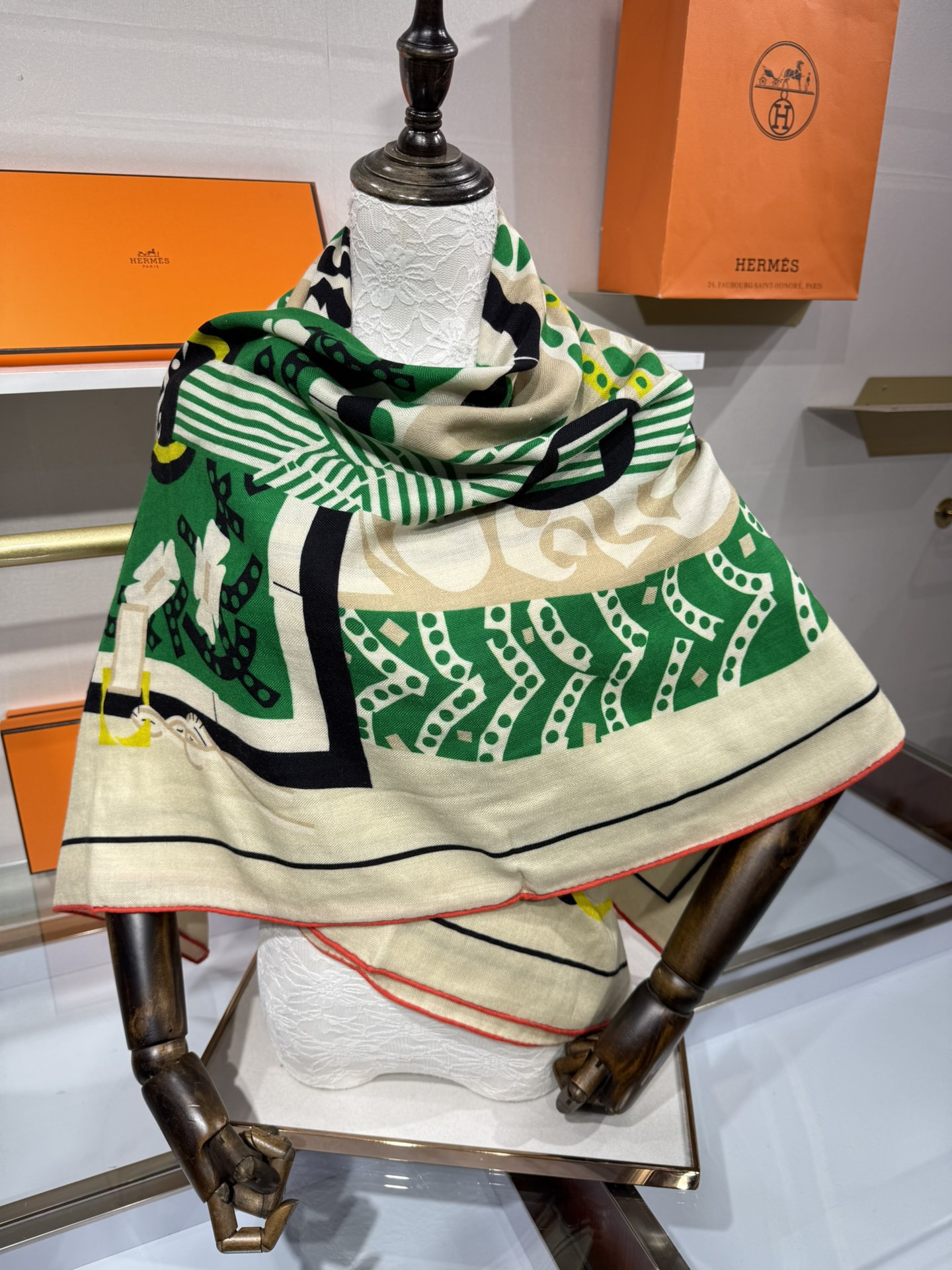 💟💞上新🆕手工卷边山羊绒和真丝混纺披肩（70%山羊绒，30%桑蚕丝）。【高乔风格马鞍140披肩】这款迷人