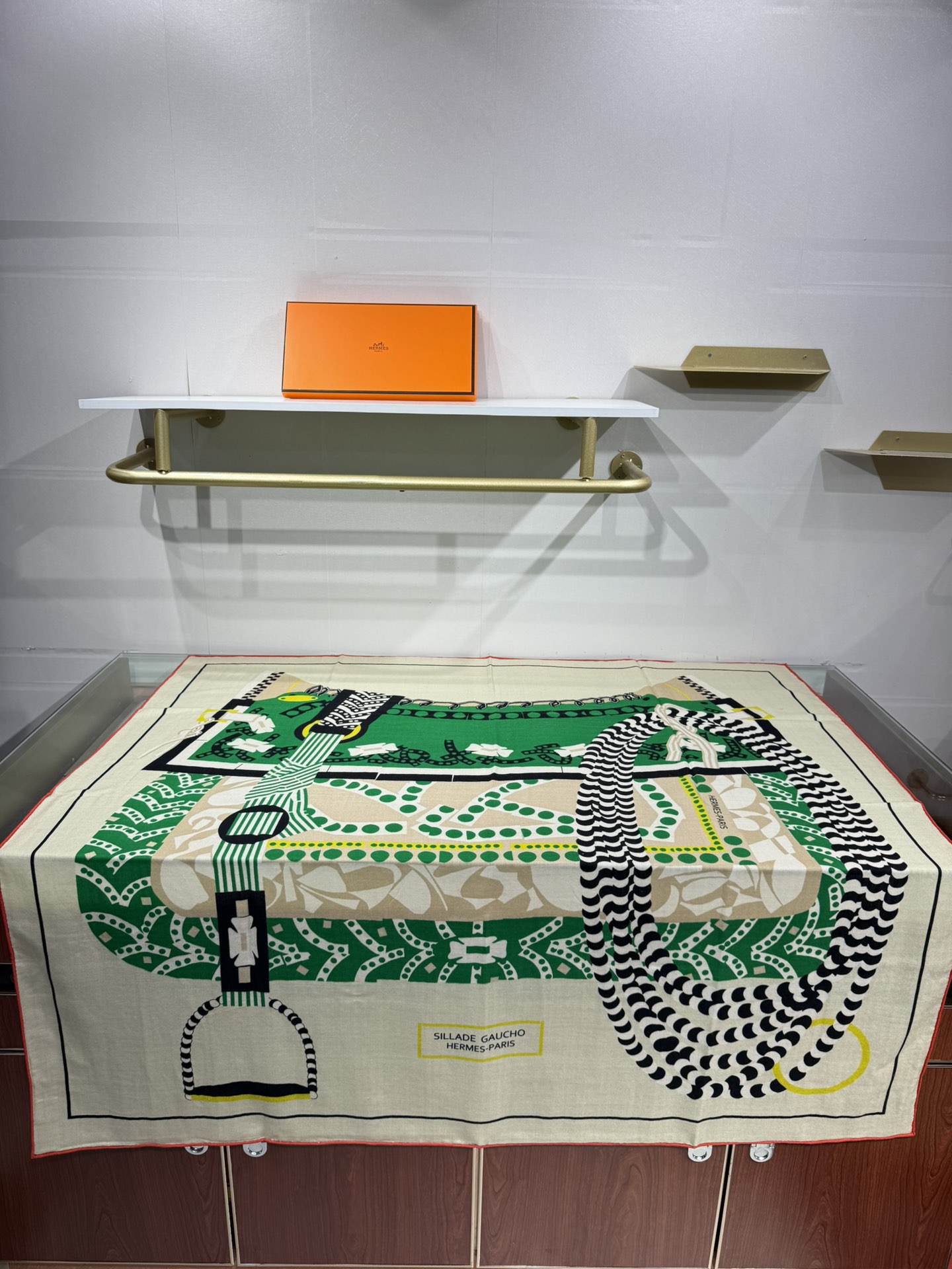 💟💞上新🆕手工卷边山羊绒和真丝混纺披肩（70%山羊绒，30%桑蚕丝）。【高乔风格马鞍140披肩】这款迷人