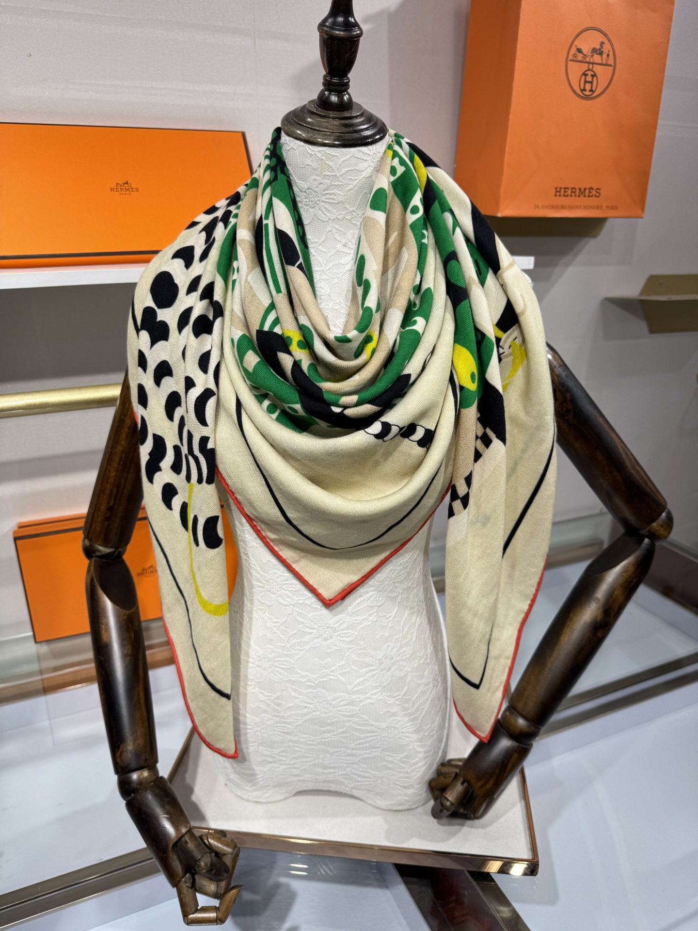 💟💞上新🆕手工卷边山羊绒和真丝混纺披肩（70%山羊绒，30%桑蚕丝）。【高乔风格马鞍140披肩】这款迷人