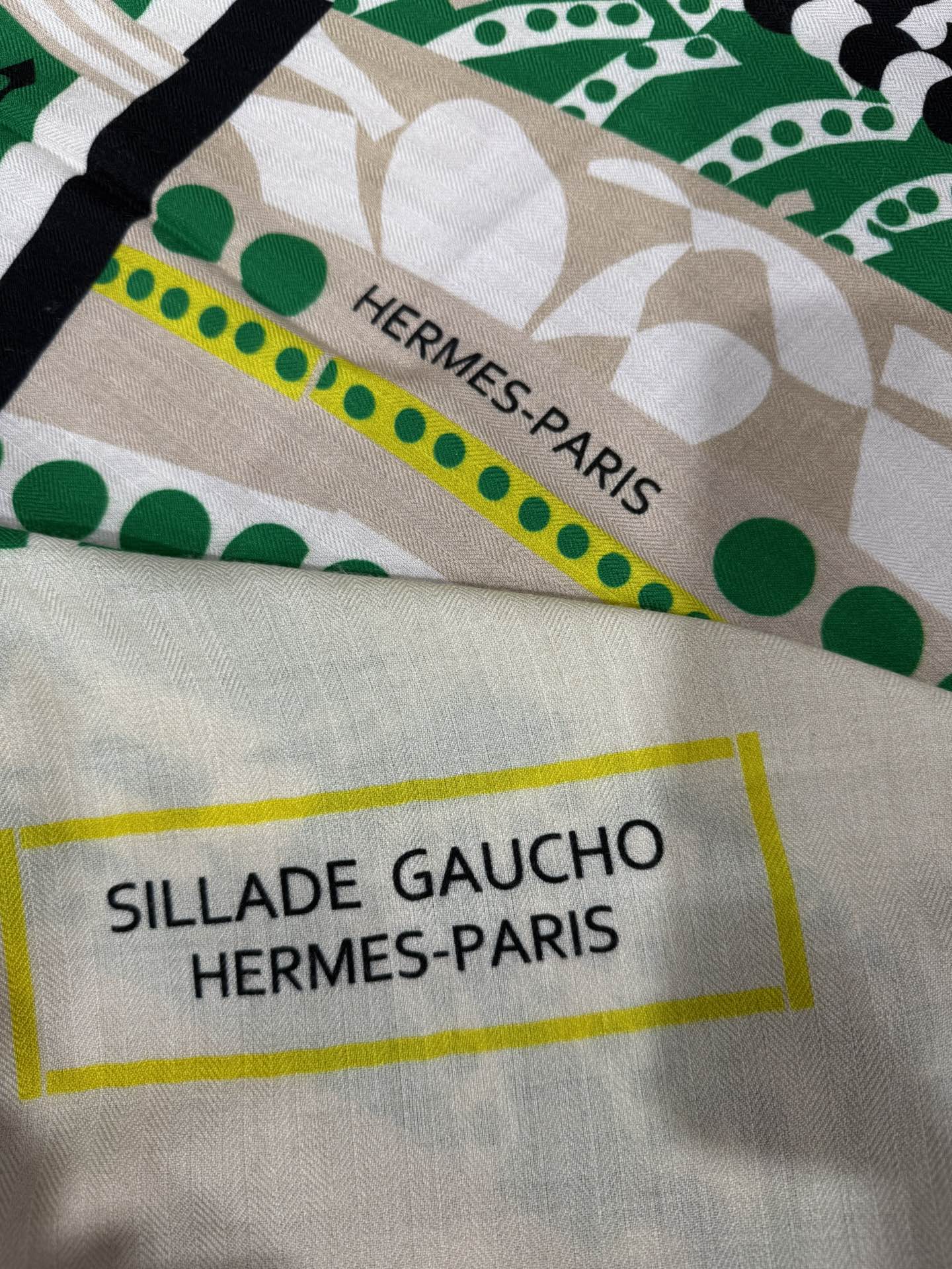 💟💞上新🆕手工卷边山羊绒和真丝混纺披肩（70%山羊绒，30%桑蚕丝）。【高乔风格马鞍140披肩】这款迷人