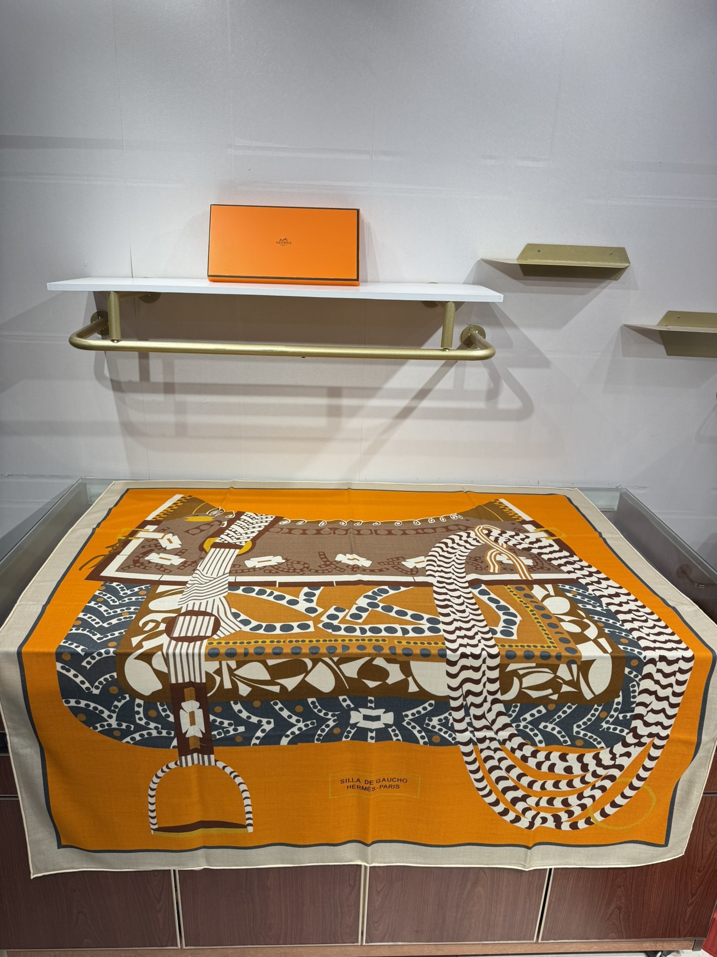 💟💞上新🆕手工卷边山羊绒和真丝混纺披肩(70%山羊绒,30%桑蚕丝)。【高乔风格马鞍140披肩】这款迷人