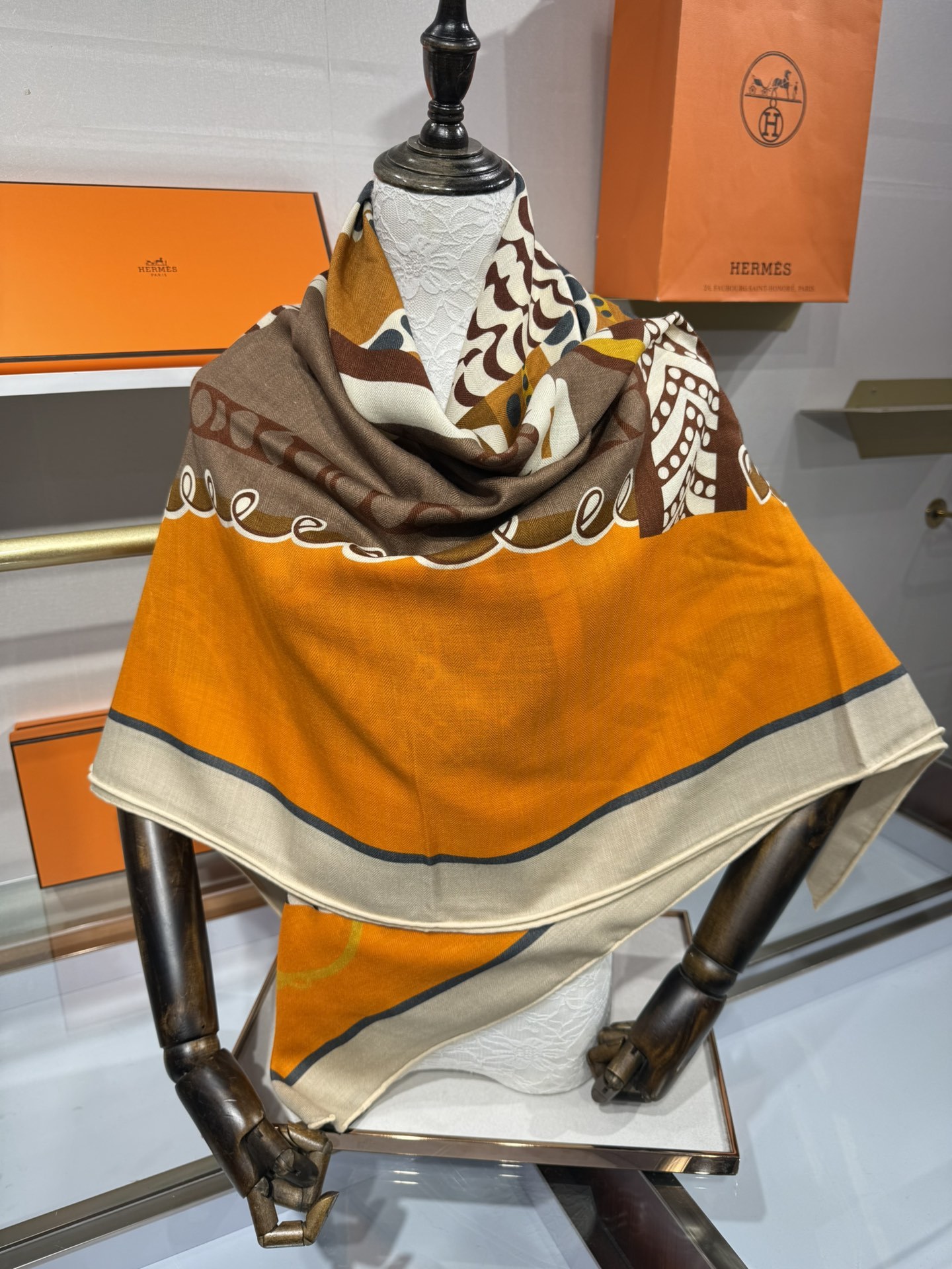 💟💞上新🆕手工卷边山羊绒和真丝混纺披肩(70%山羊绒,30%桑蚕丝)。【高乔风格马鞍140披肩】这款迷人