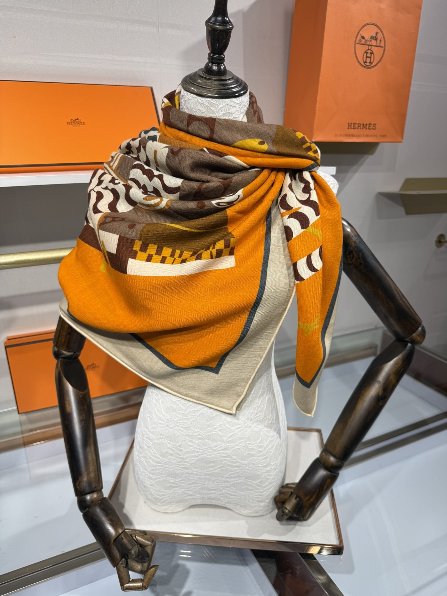 💟💞上新🆕手工卷边山羊绒和真丝混纺披肩(70%山羊绒,30%桑蚕丝)。【高乔风格马鞍140披肩】这款迷人