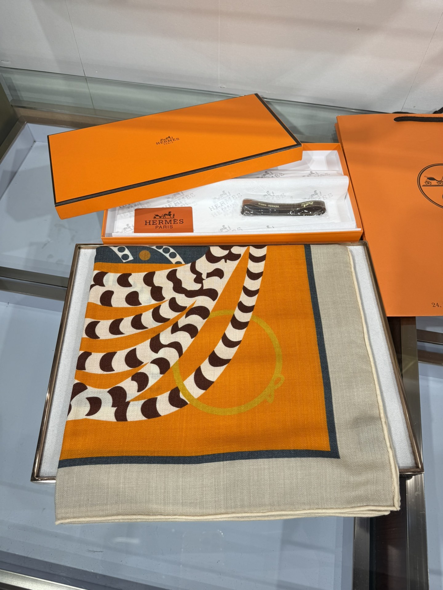 💟💞上新🆕手工卷边山羊绒和真丝混纺披肩(70%山羊绒,30%桑蚕丝)。【高乔风格马鞍140披肩】这款迷人