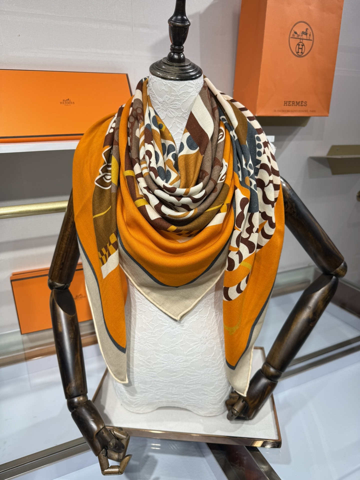 💟💞上新🆕手工卷边山羊绒和真丝混纺披肩(70%山羊绒,30%桑蚕丝)。【高乔风格马鞍140披肩】这款迷人