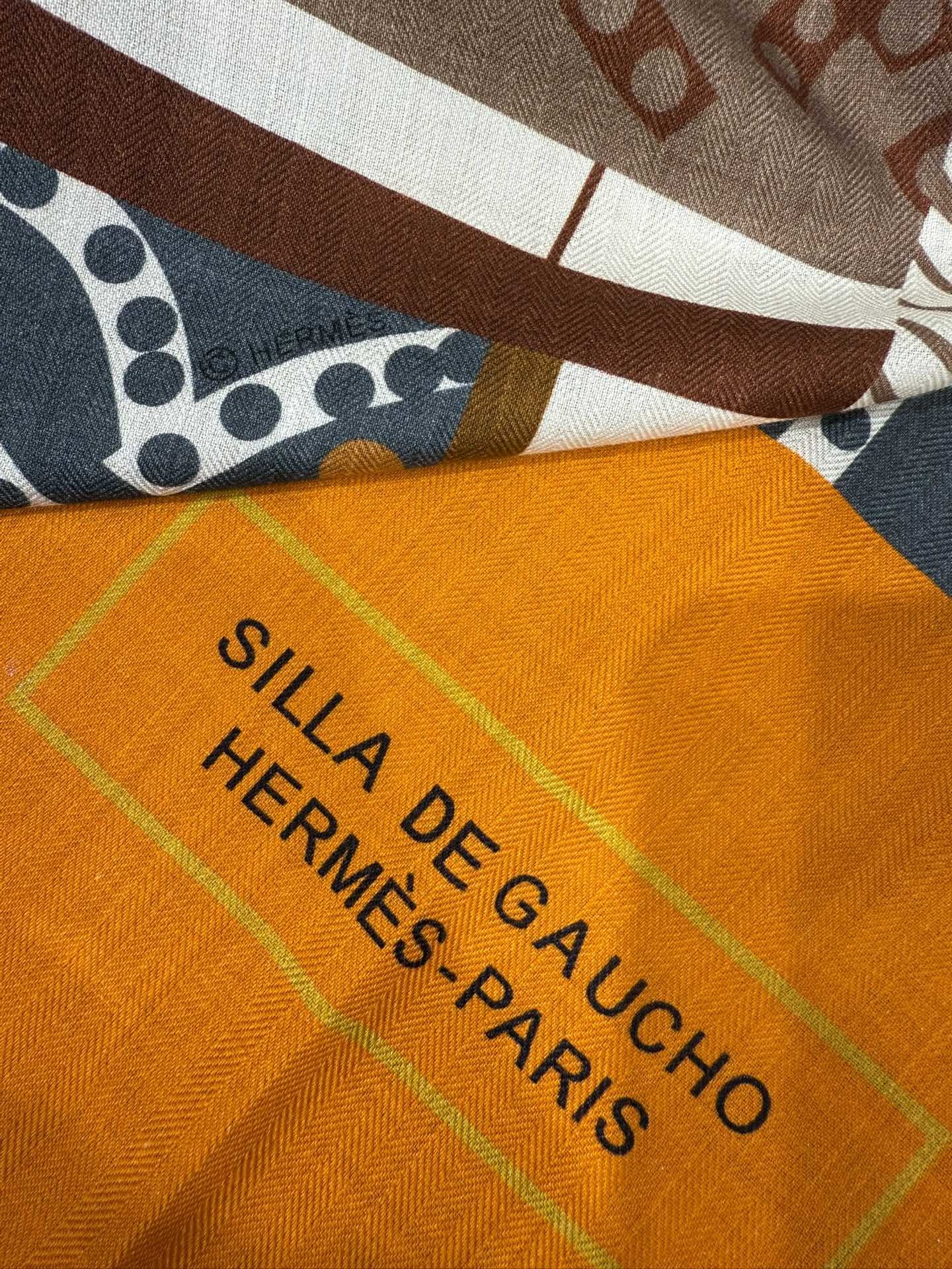 💟💞上新🆕手工卷边山羊绒和真丝混纺披肩(70%山羊绒,30%桑蚕丝)。【高乔风格马鞍140披肩】这款迷人