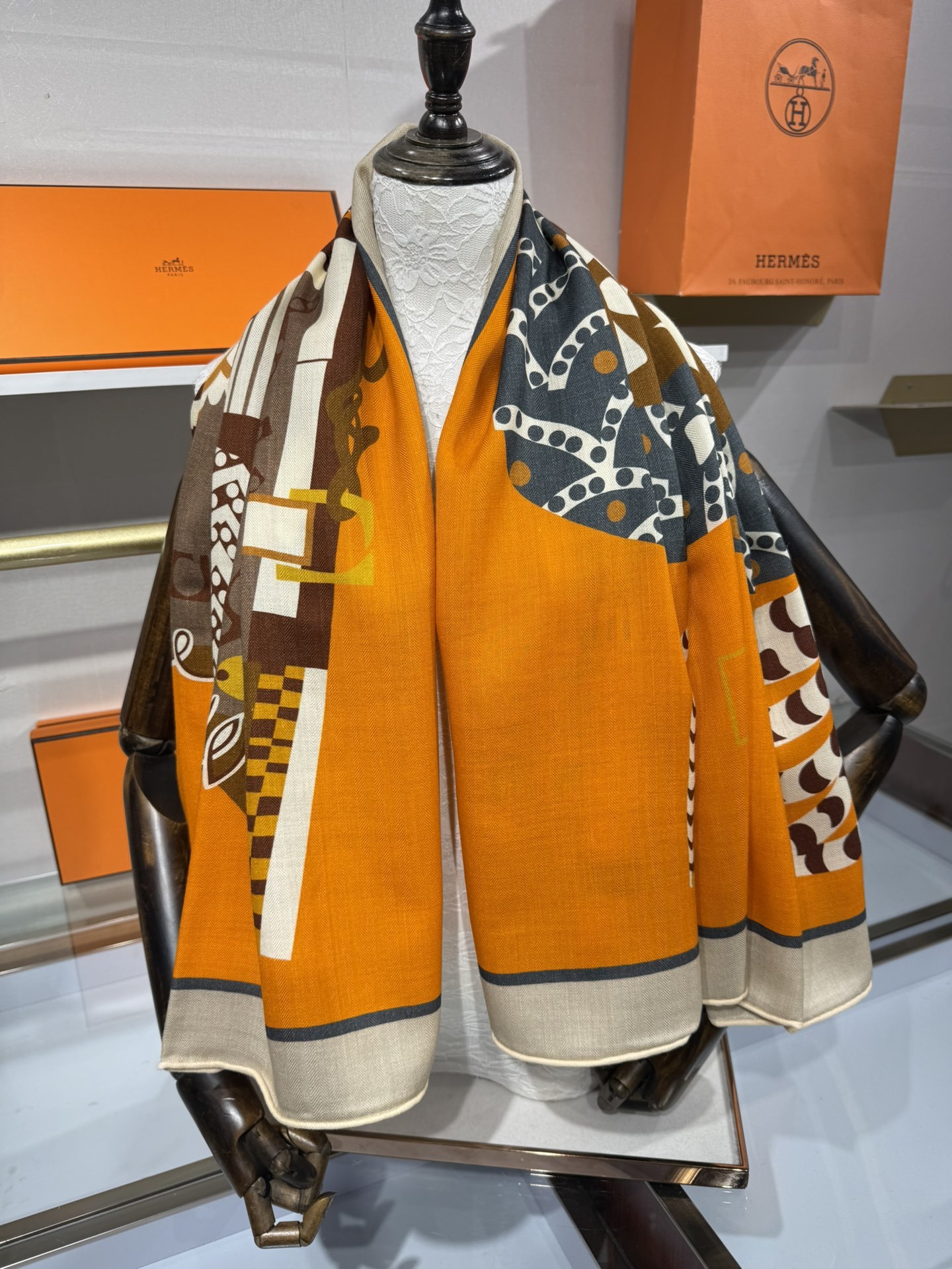 💟💞上新🆕手工卷边山羊绒和真丝混纺披肩(70%山羊绒,30%桑蚕丝)。【高乔风格马鞍140披肩】这款迷人