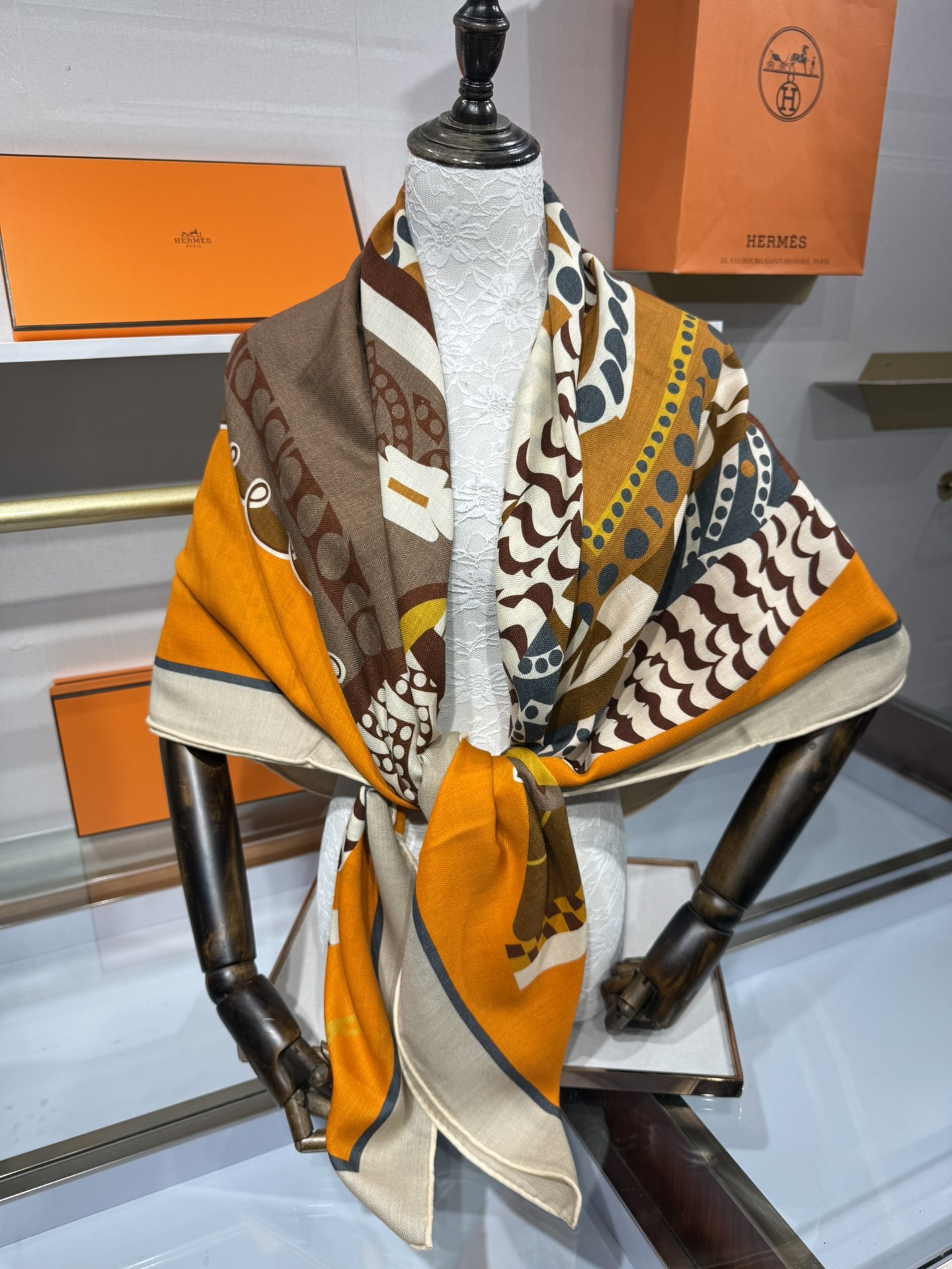 💟💞上新🆕手工卷边山羊绒和真丝混纺披肩(70%山羊绒,30%桑蚕丝)。【高乔风格马鞍140披肩】这款迷人