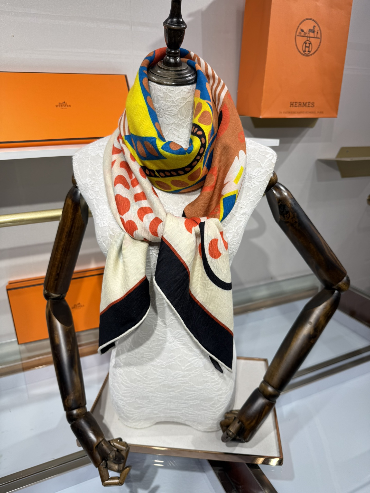 💟💞上新🆕手工卷边山羊绒和真丝混纺披肩（70%山羊绒，30%桑蚕丝）。【高乔风格马鞍140披肩】这款迷人