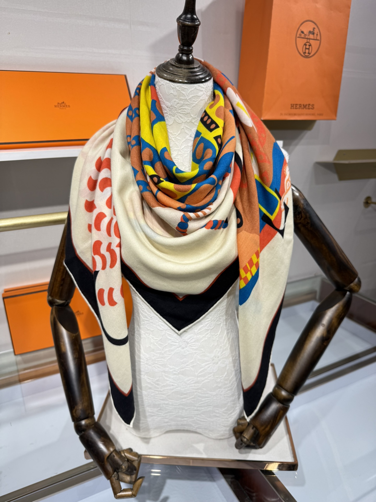 💟💞上新🆕手工卷边山羊绒和真丝混纺披肩（70%山羊绒，30%桑蚕丝）。【高乔风格马鞍140披肩】这款迷人