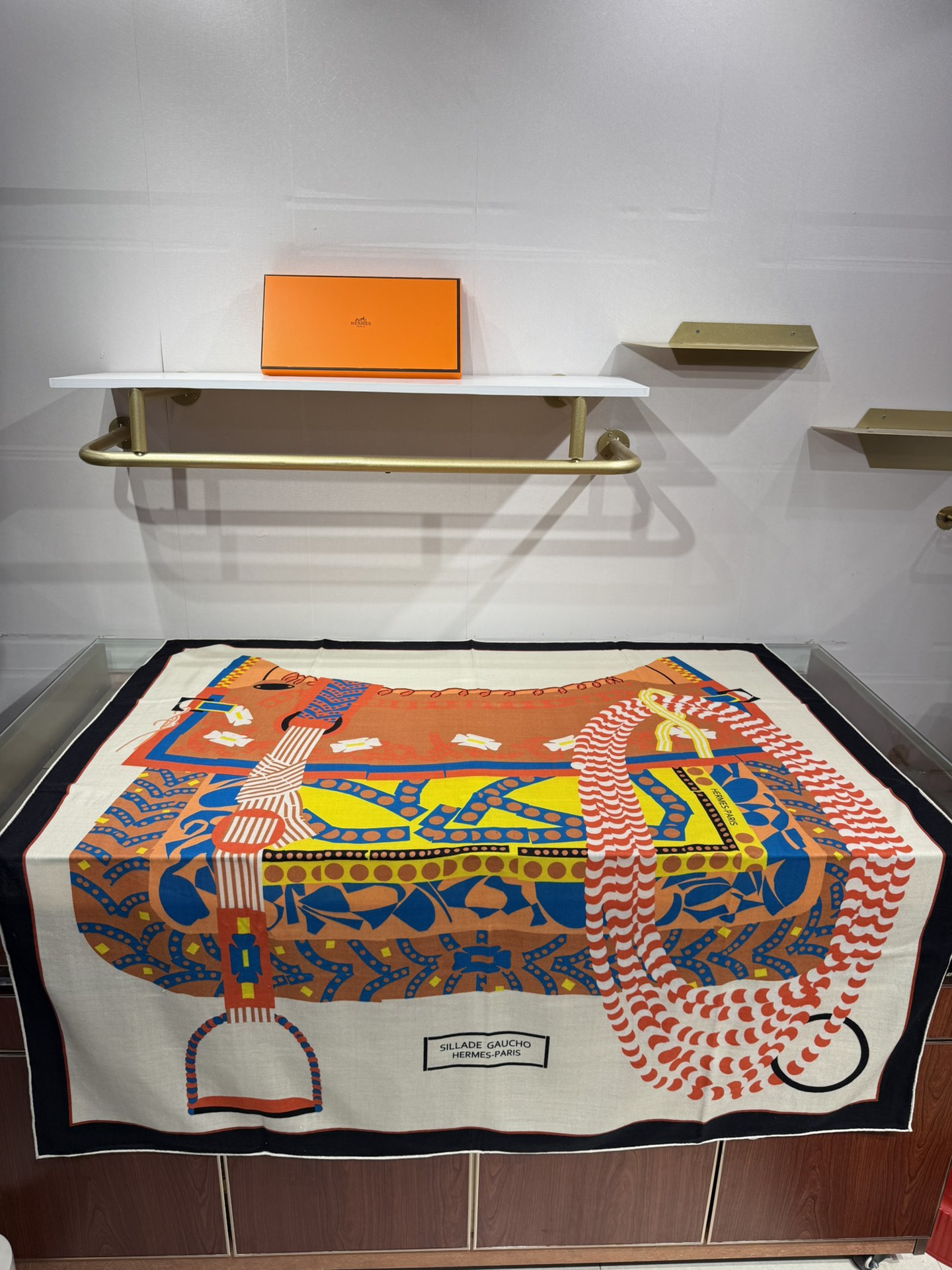 💟💞上新🆕手工卷边山羊绒和真丝混纺披肩（70%山羊绒，30%桑蚕丝）。【高乔风格马鞍140披肩】这款迷人