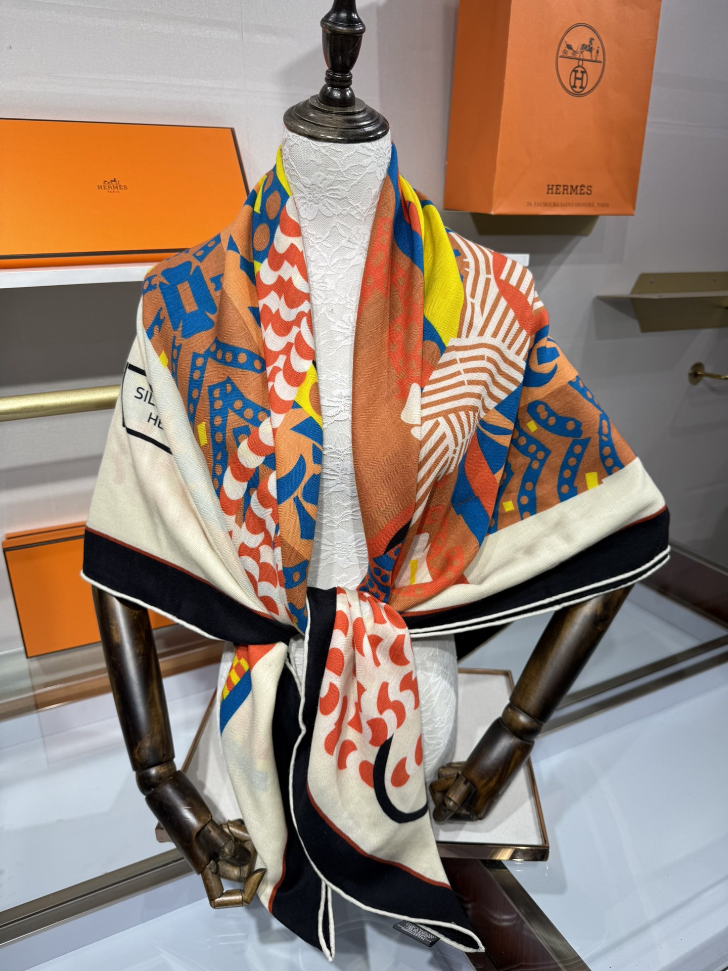 💟💞上新🆕手工卷边山羊绒和真丝混纺披肩（70%山羊绒，30%桑蚕丝）。【高乔风格马鞍140披肩】这款迷人