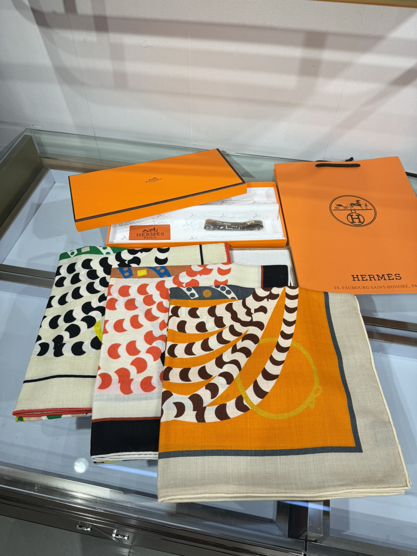 💟💞上新🆕手工卷边山羊绒和真丝混纺披肩（70%山羊绒，30%桑蚕丝）。【高乔风格马鞍140披肩】这款迷人