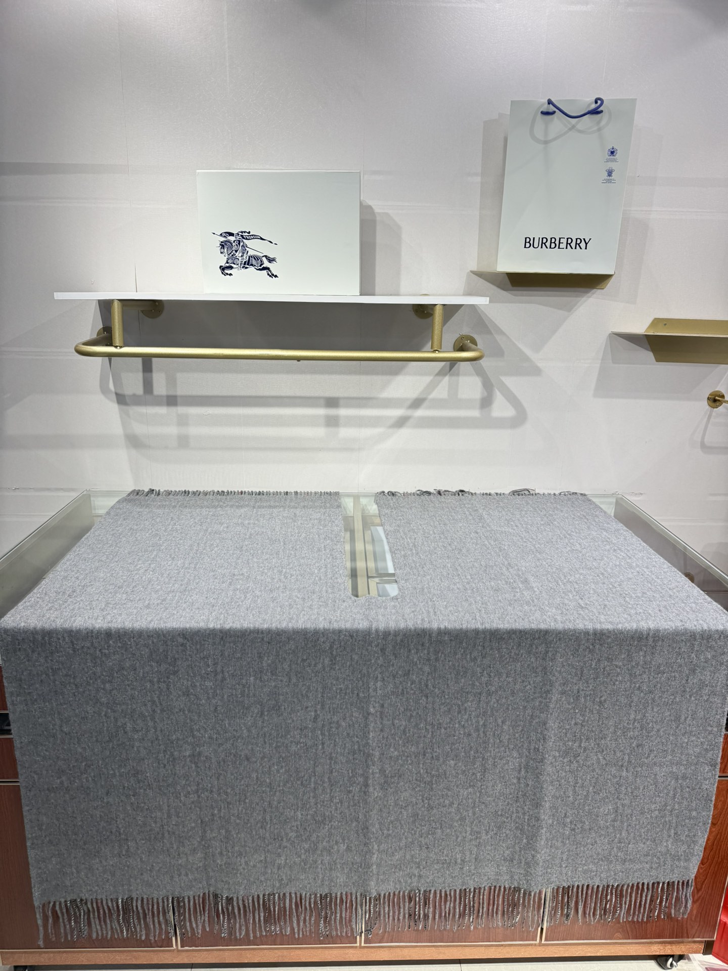 💟BURBERRY史上最牛掰的原单货，双面斗篷‼️一面小格纹+一面纯色❗️双面都可披工艺非常考究❗️介绍