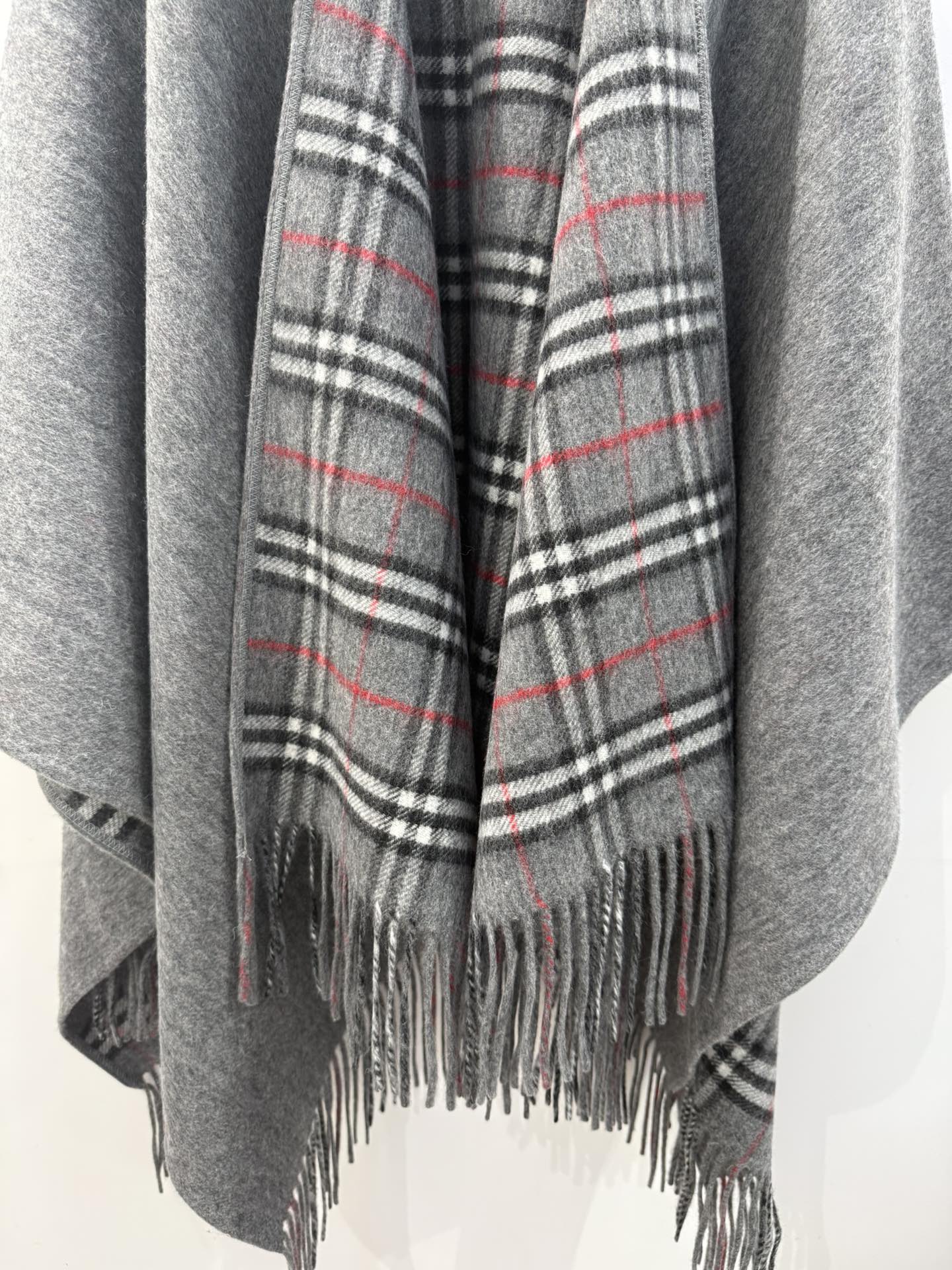 💟BURBERRY史上最牛掰的原单货，双面斗篷‼️一面小格纹+一面纯色❗️双面都可披工艺非常考究❗️介绍