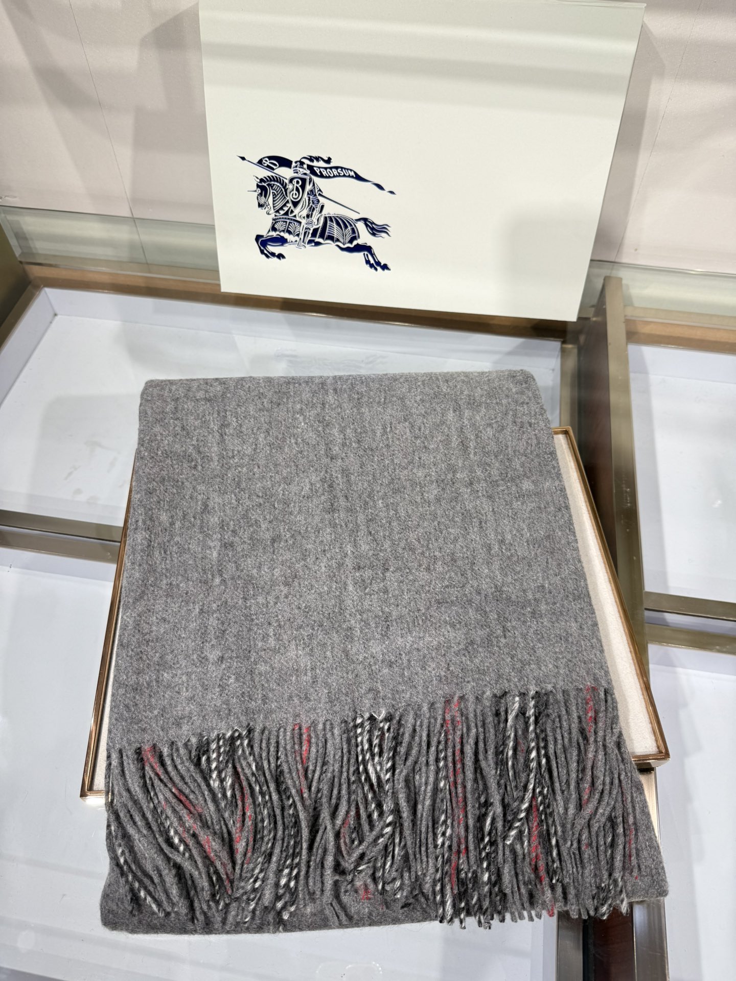 💟BURBERRY史上最牛掰的原单货，双面斗篷‼️一面小格纹+一面纯色❗️双面都可披工艺非常考究❗️介绍