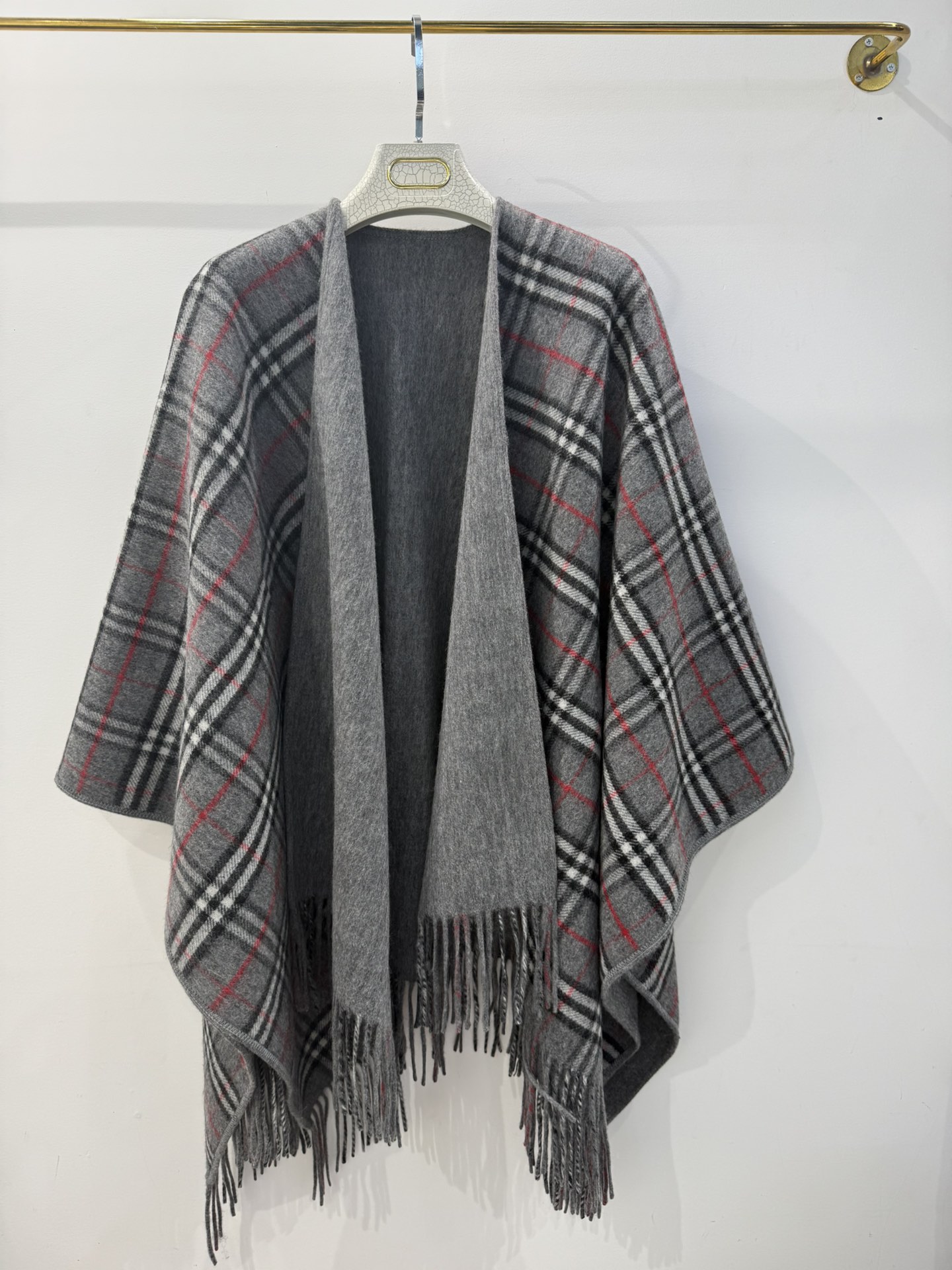 💟BURBERRY史上最牛掰的原单货，双面斗篷‼️一面小格纹+一面纯色❗️双面都可披工艺非常考究❗️介绍