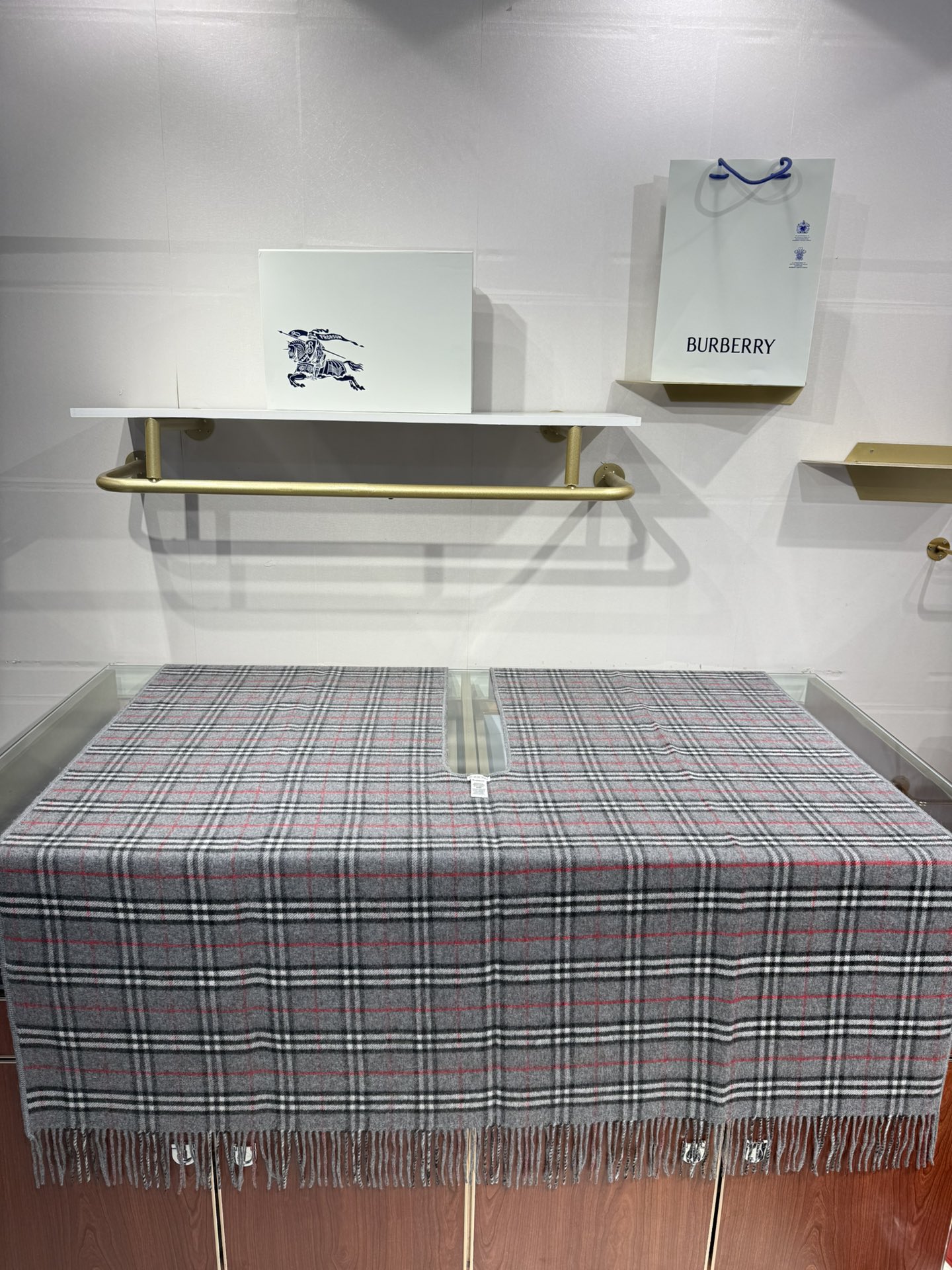 💟BURBERRY史上最牛掰的原单货，双面斗篷‼️一面小格纹+一面纯色❗️双面都可披工艺非常考究❗️介绍