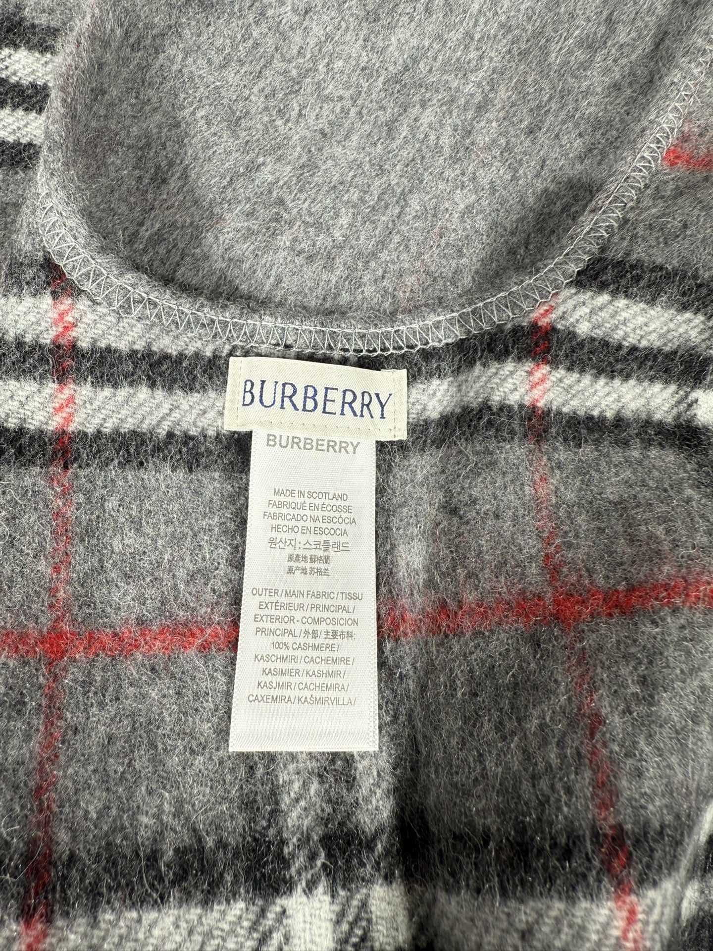 💟BURBERRY史上最牛掰的原单货，双面斗篷‼️一面小格纹+一面纯色❗️双面都可披工艺非常考究❗️介绍