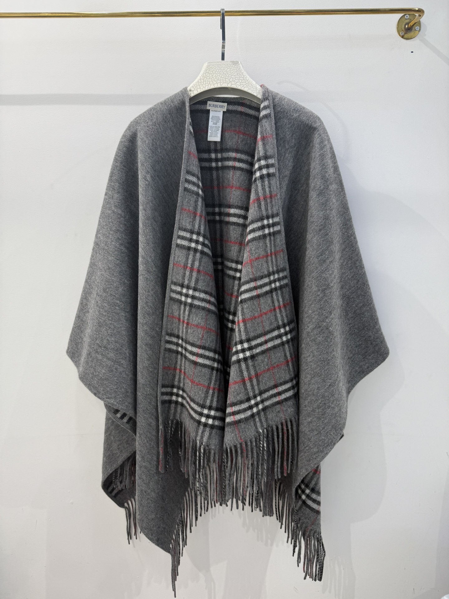💟BURBERRY史上最牛掰的原单货，双面斗篷‼️一面小格纹+一面纯色❗️双面都可披工艺非常考究❗️介绍