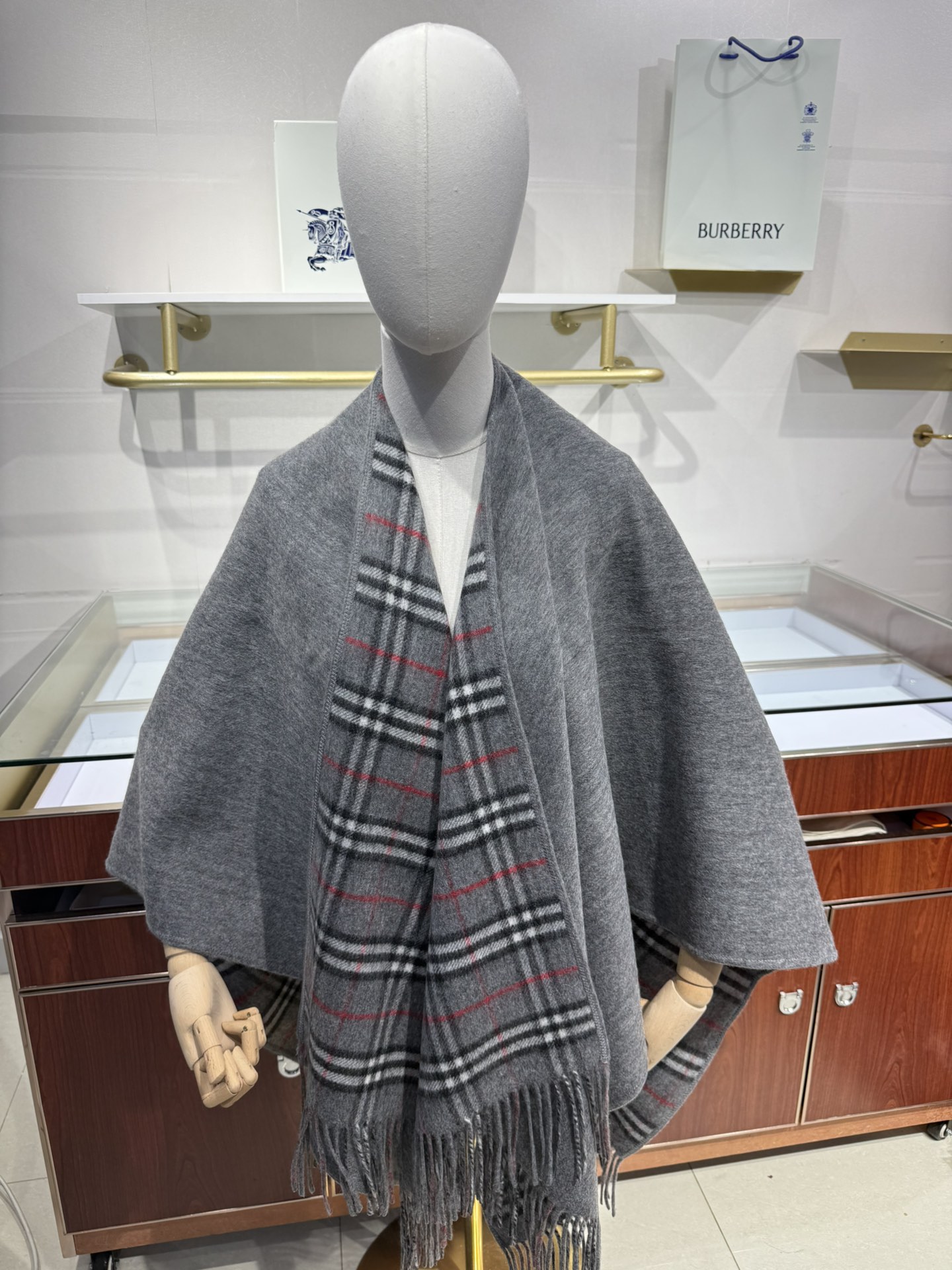 💟BURBERRY史上最牛掰的原单货，双面斗篷‼️一面小格纹+一面纯色❗️双面都可披工艺非常考究❗️介绍