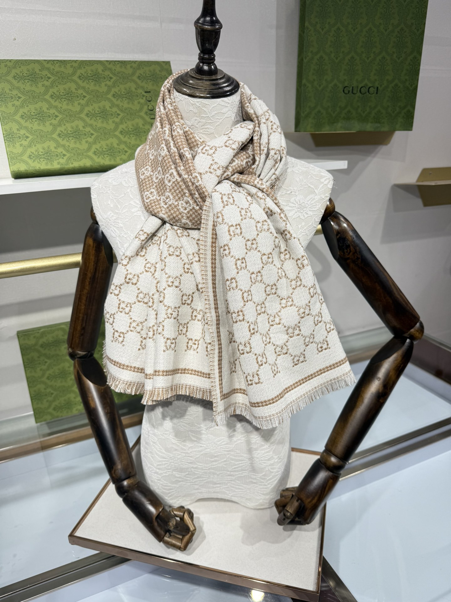 💟2025秋冬桑蚕丝软配饰系列以精致滚边、品牌标识贴饰和精美刺绣为品牌元素注入新鲜活力。这款围巾以GG羊