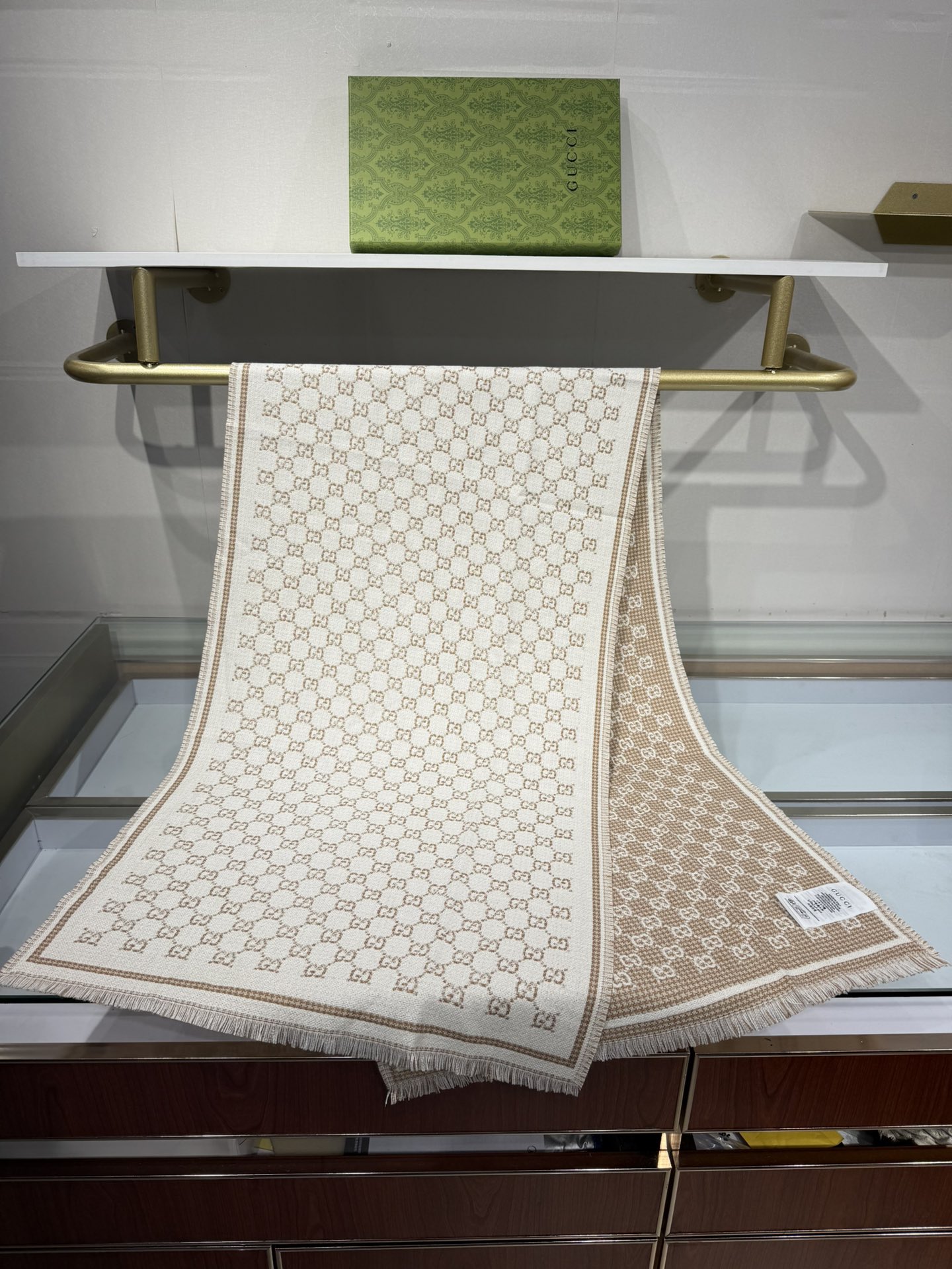 💟2025秋冬桑蚕丝软配饰系列以精致滚边、品牌标识贴饰和精美刺绣为品牌元素注入新鲜活力。这款围巾以GG羊