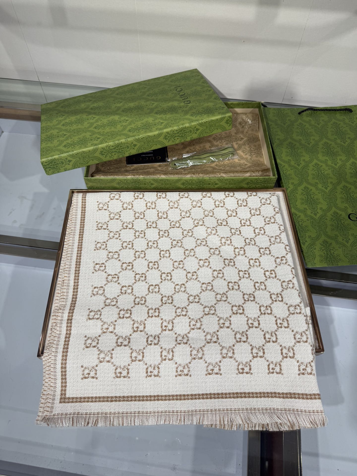 💟2025秋冬桑蚕丝软配饰系列以精致滚边、品牌标识贴饰和精美刺绣为品牌元素注入新鲜活力。这款围巾以GG羊