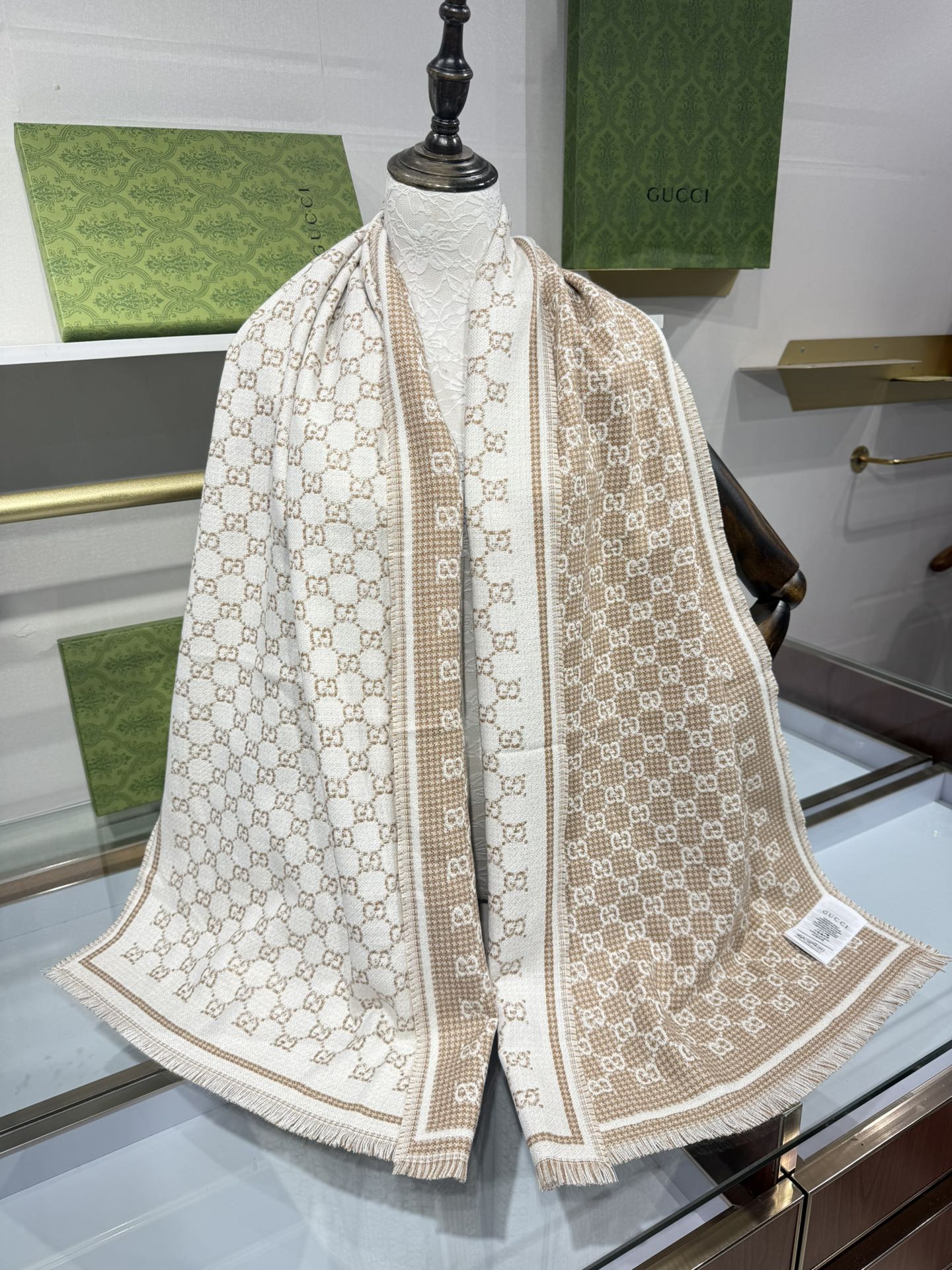 💟2025秋冬桑蚕丝软配饰系列以精致滚边、品牌标识贴饰和精美刺绣为品牌元素注入新鲜活力。这款围巾以GG羊