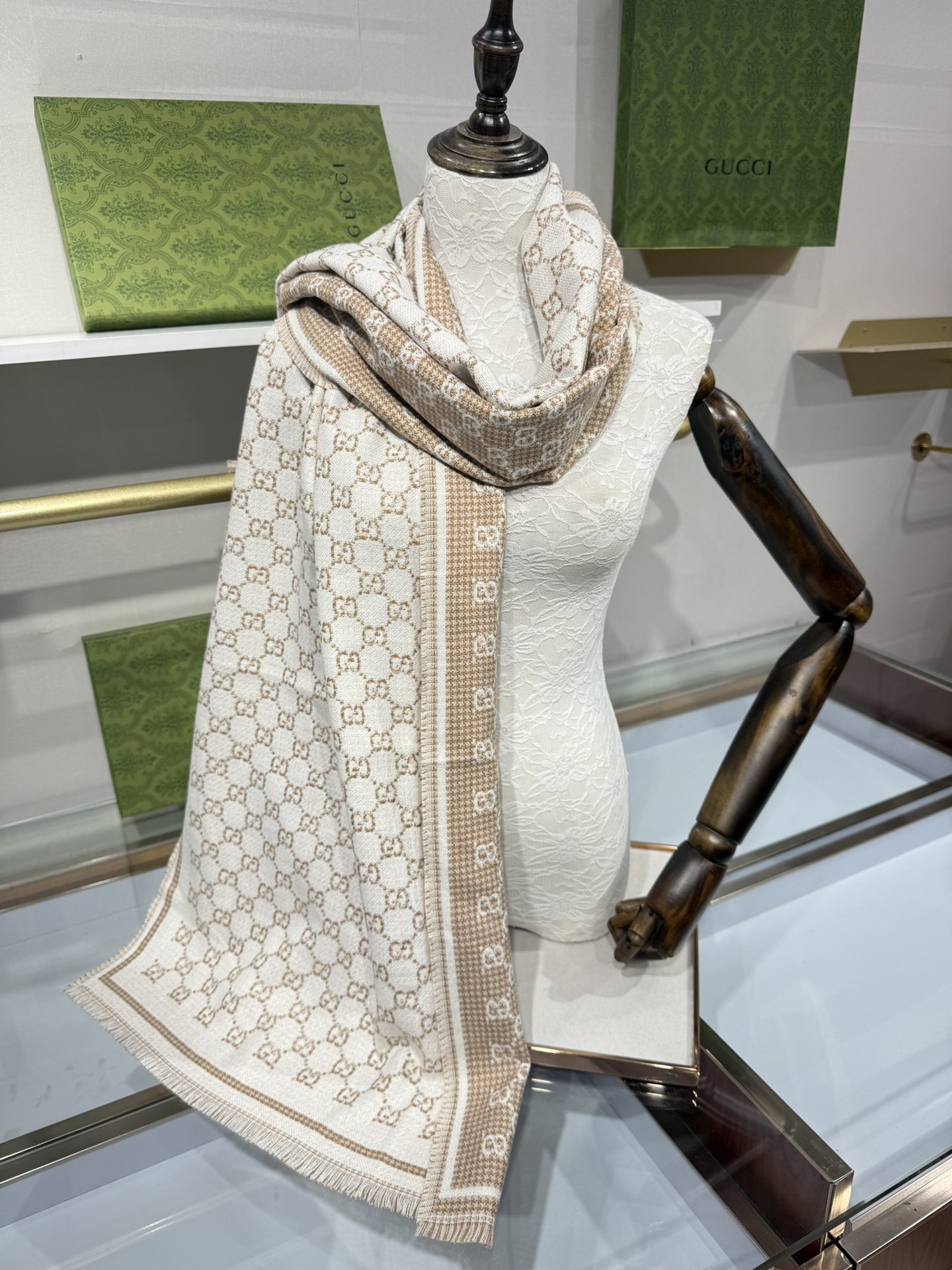 💟2025秋冬桑蚕丝软配饰系列以精致滚边、品牌标识贴饰和精美刺绣为品牌元素注入新鲜活力。这款围巾以GG羊