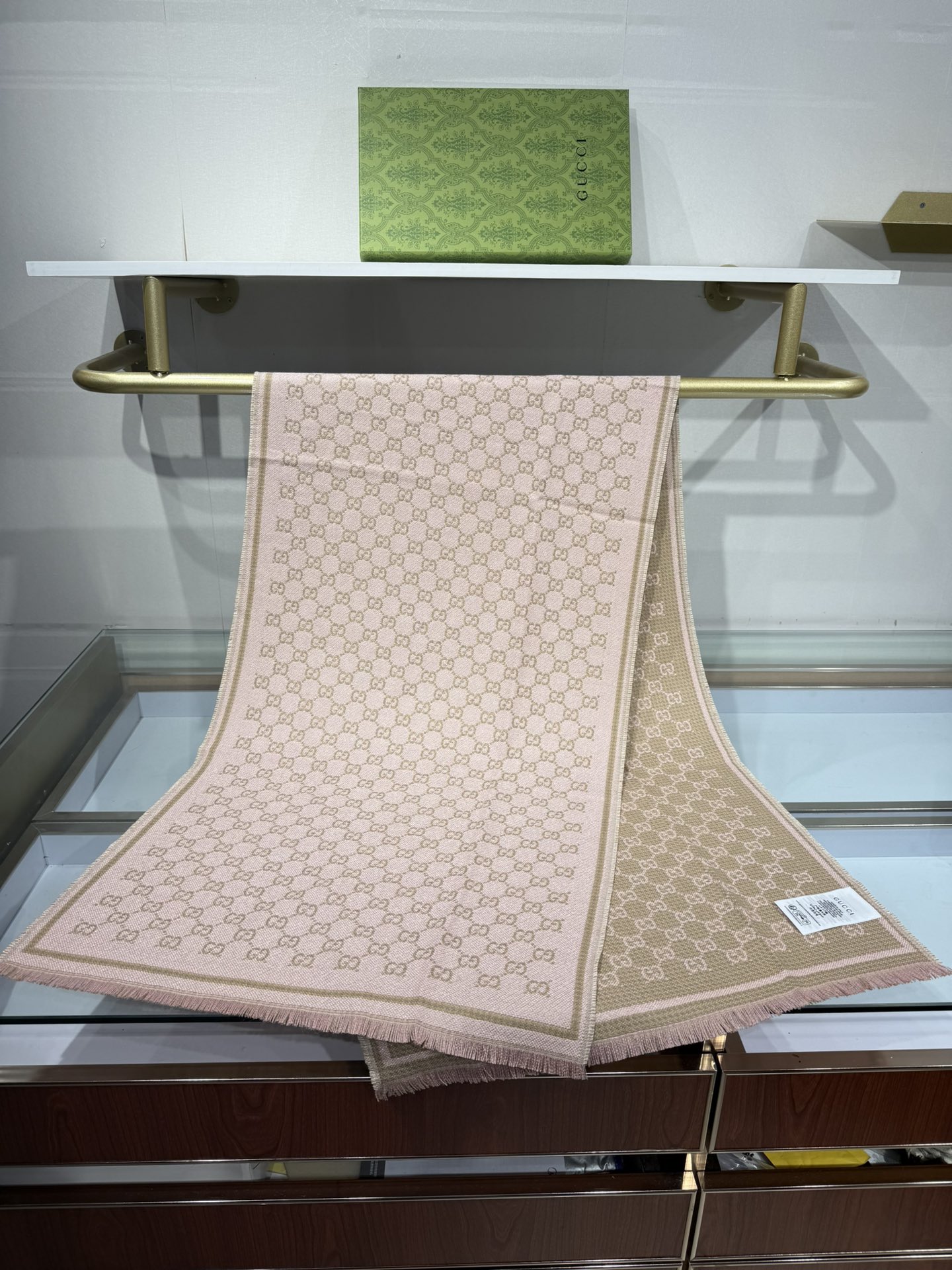 💟2025秋冬桑蚕丝软配饰系列以精致滚边、品牌标识贴饰和精美刺绣为品牌元素注入新鲜活力。这款围巾以GG羊