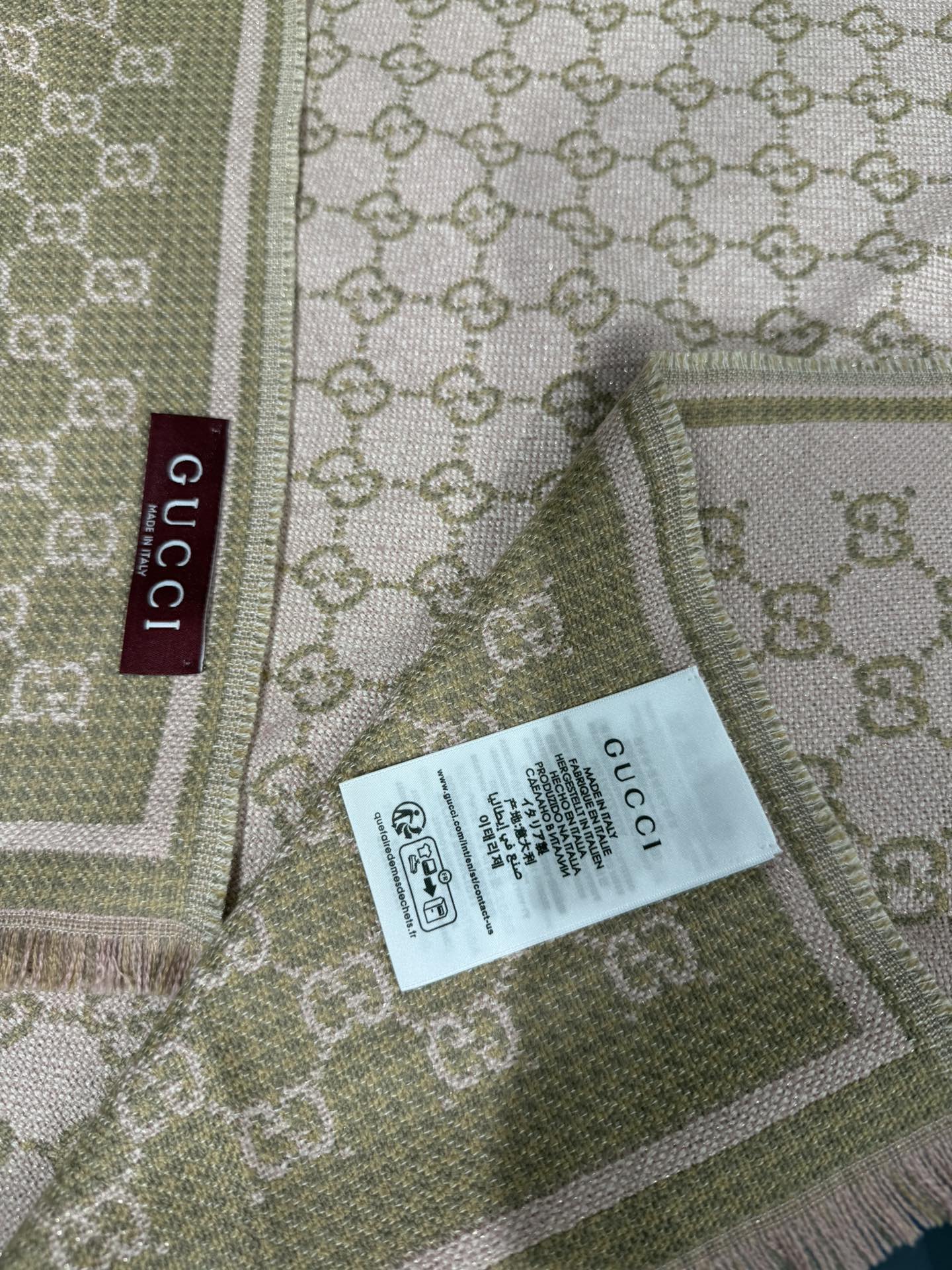 💟2025秋冬桑蚕丝软配饰系列以精致滚边、品牌标识贴饰和精美刺绣为品牌元素注入新鲜活力。这款围巾以GG羊