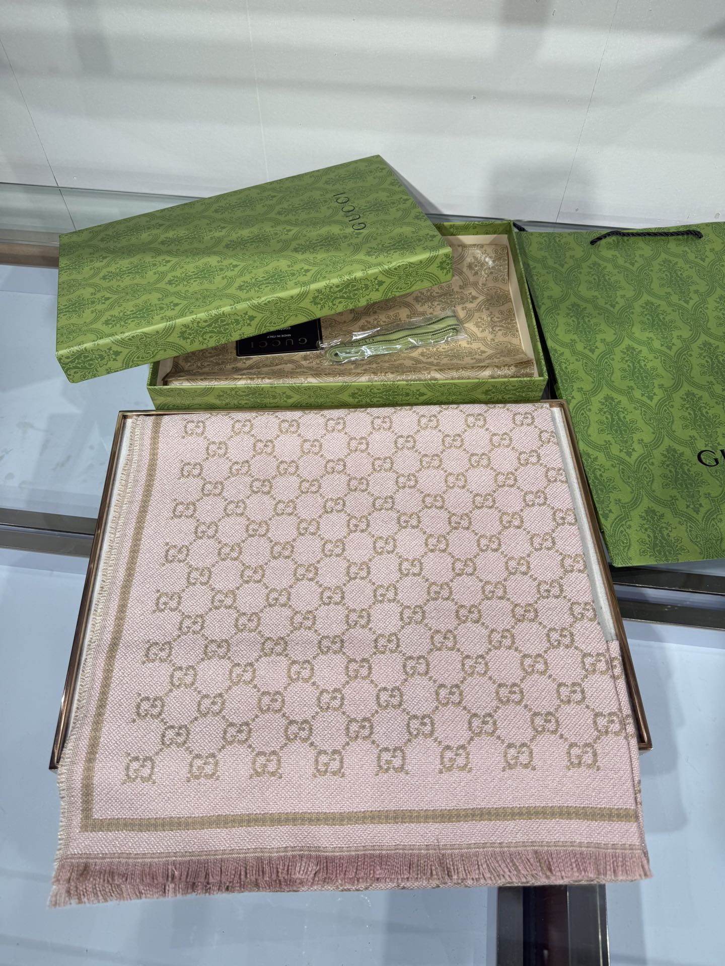 💟2025秋冬桑蚕丝软配饰系列以精致滚边、品牌标识贴饰和精美刺绣为品牌元素注入新鲜活力。这款围巾以GG羊