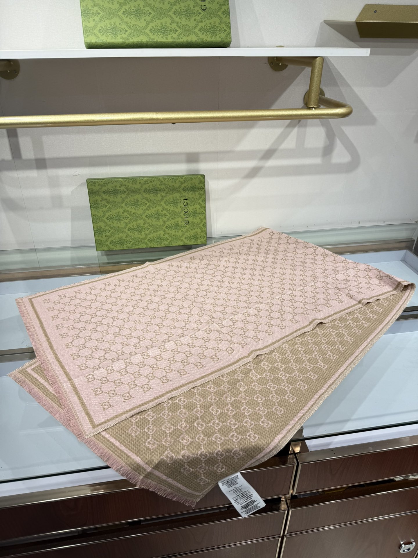 💟2025秋冬桑蚕丝软配饰系列以精致滚边、品牌标识贴饰和精美刺绣为品牌元素注入新鲜活力。这款围巾以GG羊