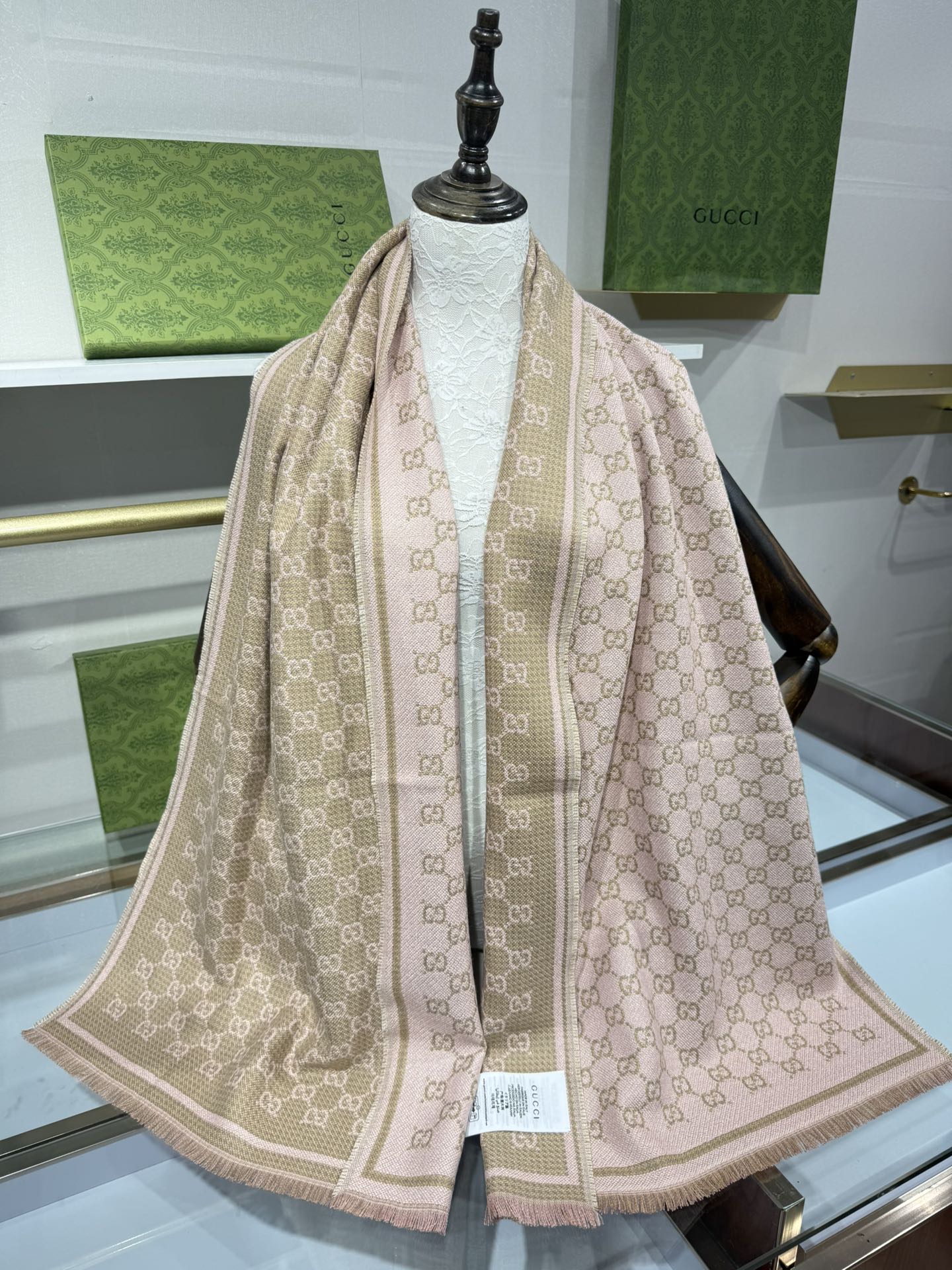 💟2025秋冬桑蚕丝软配饰系列以精致滚边、品牌标识贴饰和精美刺绣为品牌元素注入新鲜活力。这款围巾以GG羊