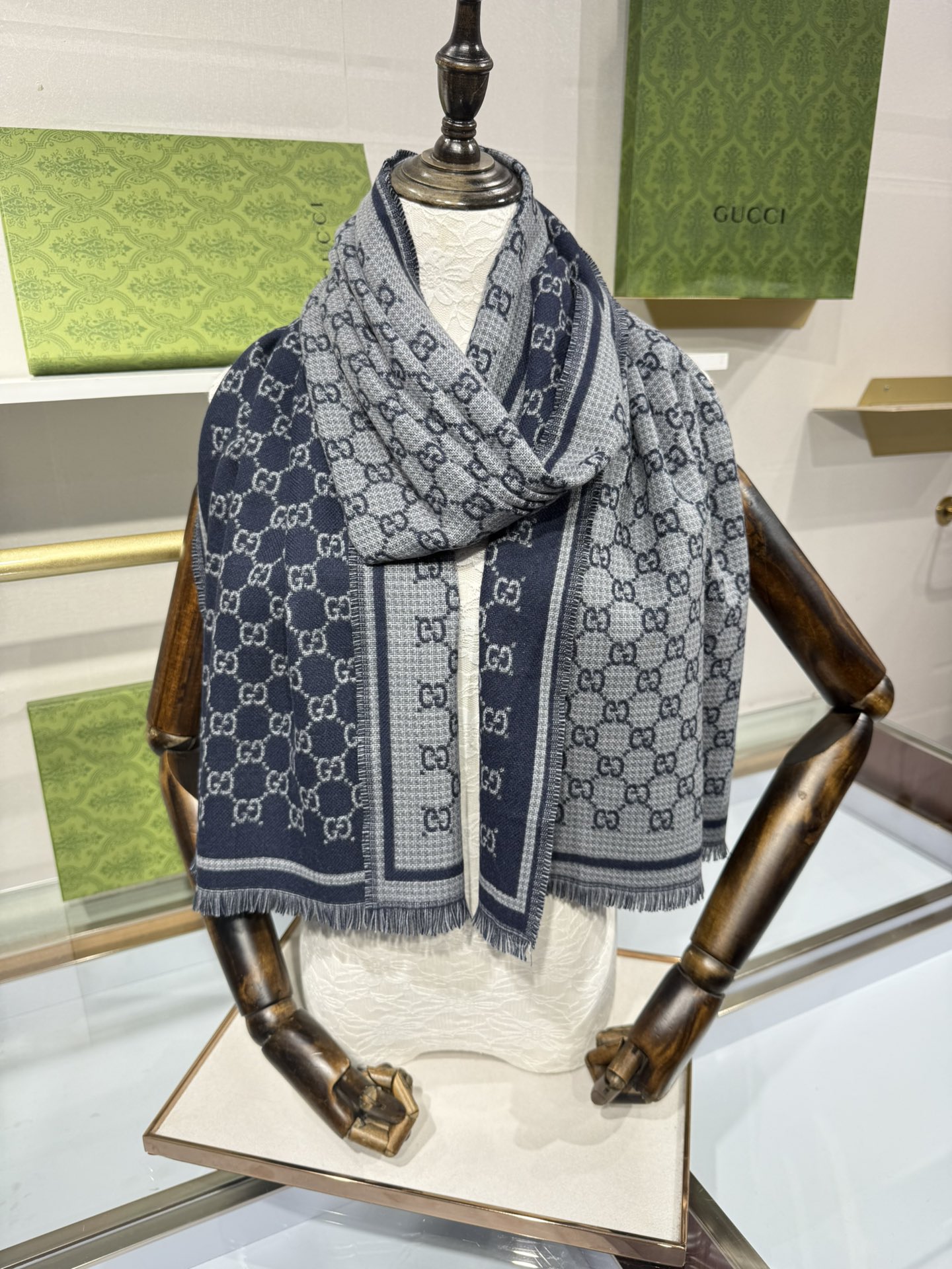 💟2025秋冬桑蚕丝软配饰系列以精致滚边、品牌标识贴饰和精美刺绣为品牌元素注入新鲜活力。这款围巾以GG羊