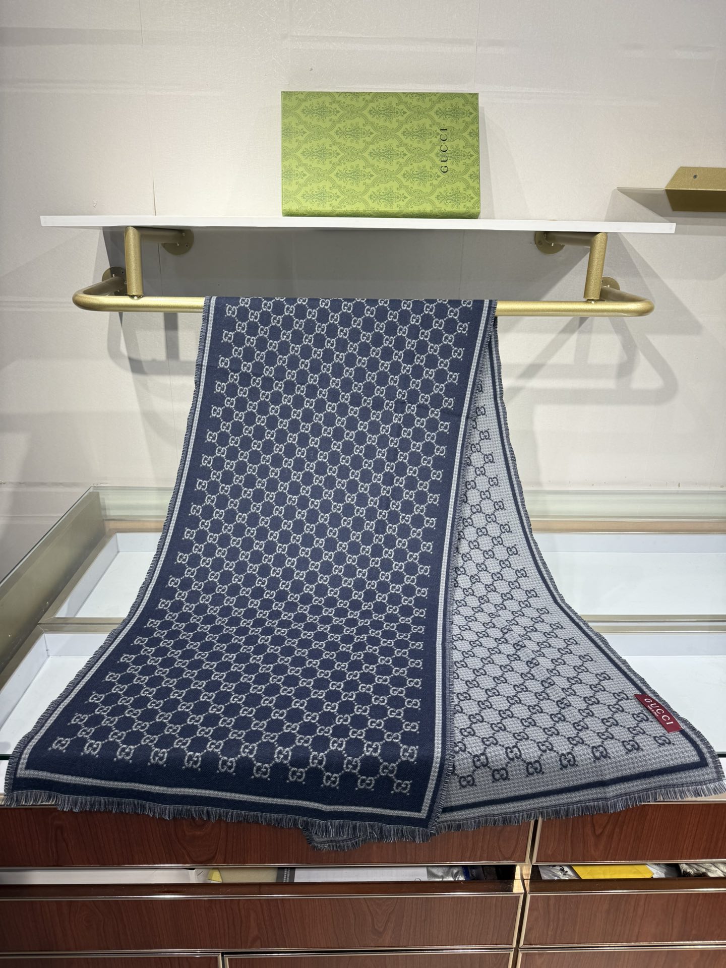 💟2025秋冬桑蚕丝软配饰系列以精致滚边、品牌标识贴饰和精美刺绣为品牌元素注入新鲜活力。这款围巾以GG羊