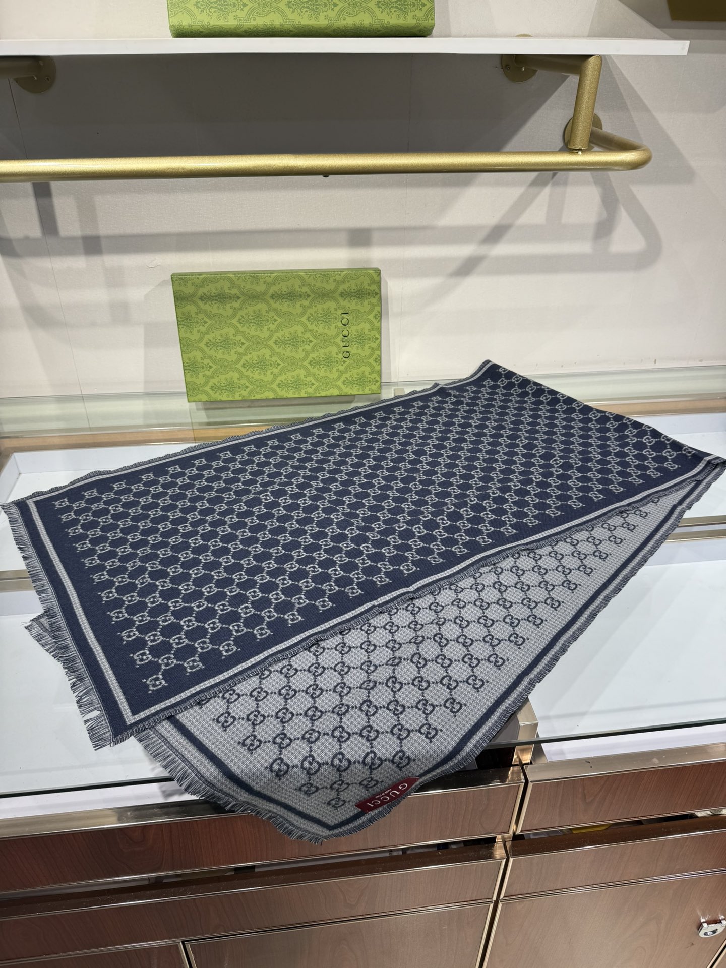 💟2025秋冬桑蚕丝软配饰系列以精致滚边、品牌标识贴饰和精美刺绣为品牌元素注入新鲜活力。这款围巾以GG羊